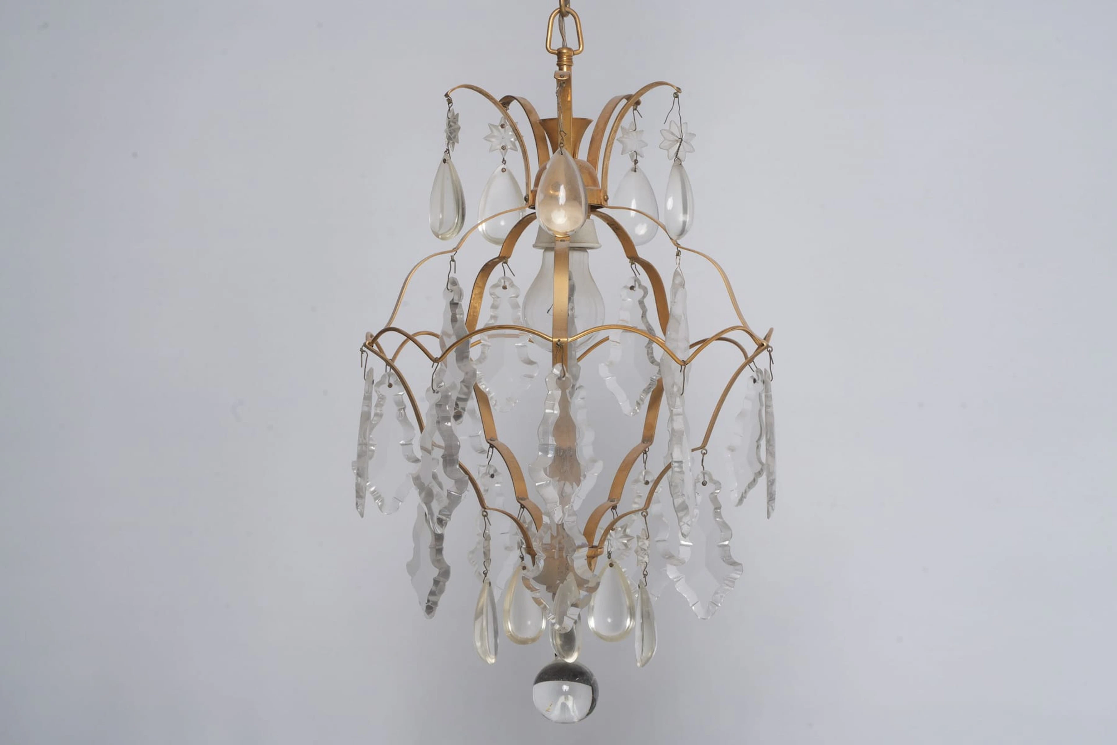 TAKLAMPA, behängd med prismor, 1900-talets andra hälft