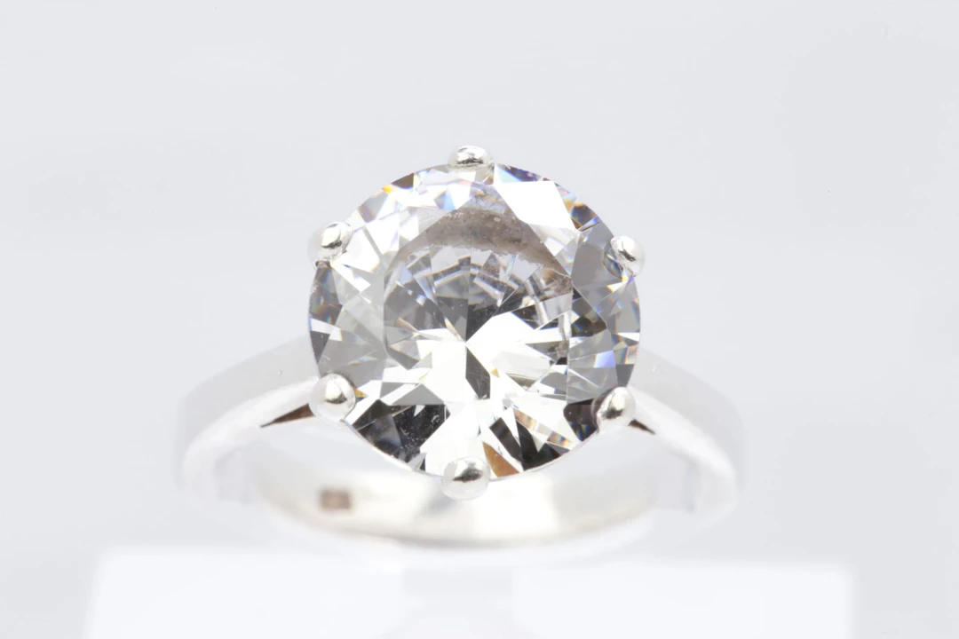 COCKTAILRING med vit sten, silver