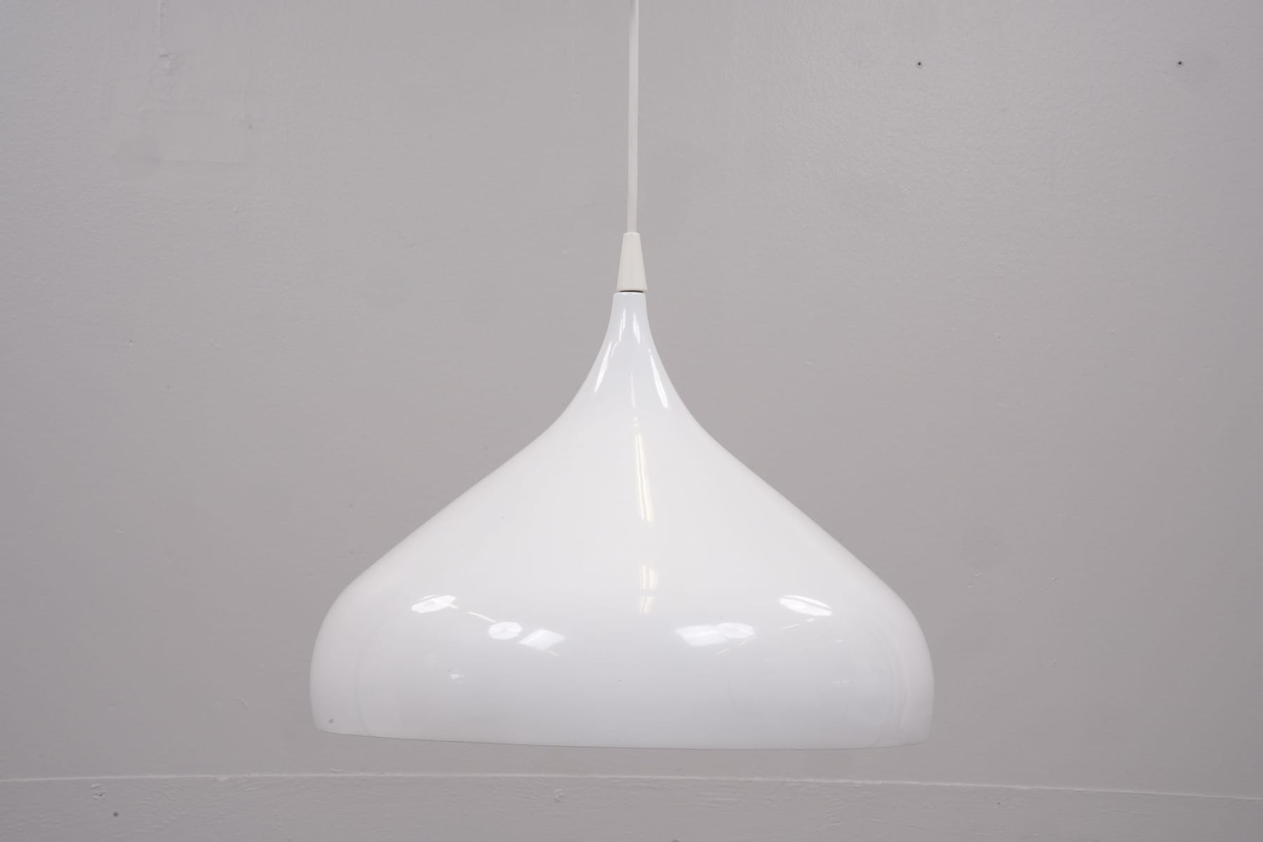 BENJAMIN HUBERT (1984), taklampa, vitlackerad aluminium, "Spinning