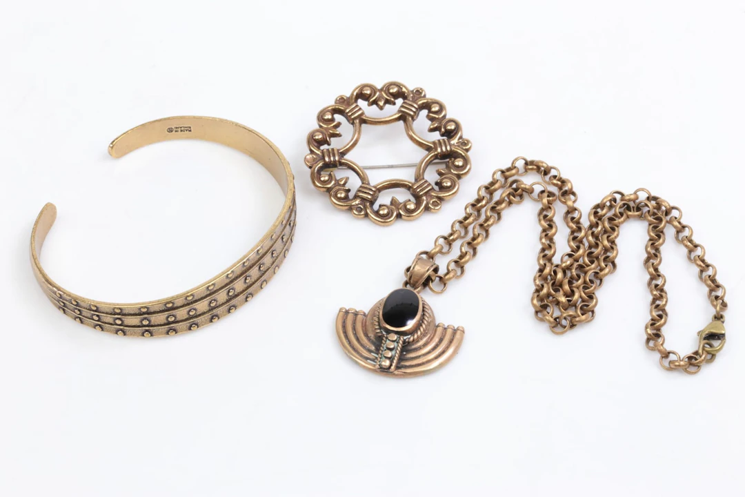 ARMRING och BROSCH, Kalevala Koru, samt HALSKEDJA med hänge, brons