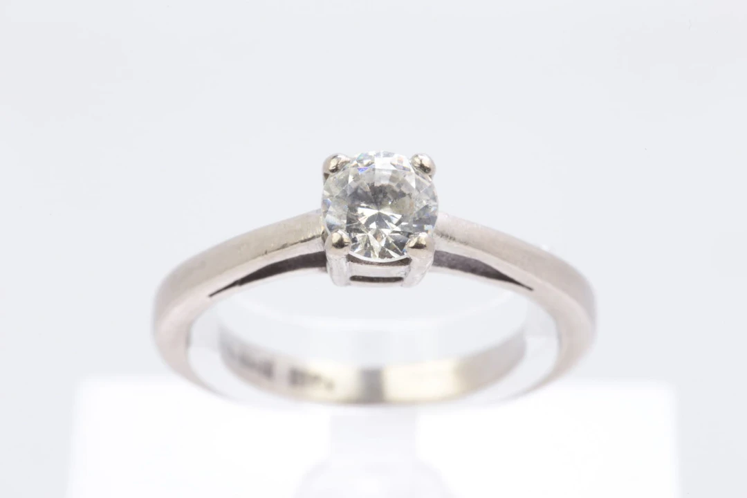 ENSTENSRING med vit sten, vitguld, 18 k, ca 4,26 g, Yacoubs Guld