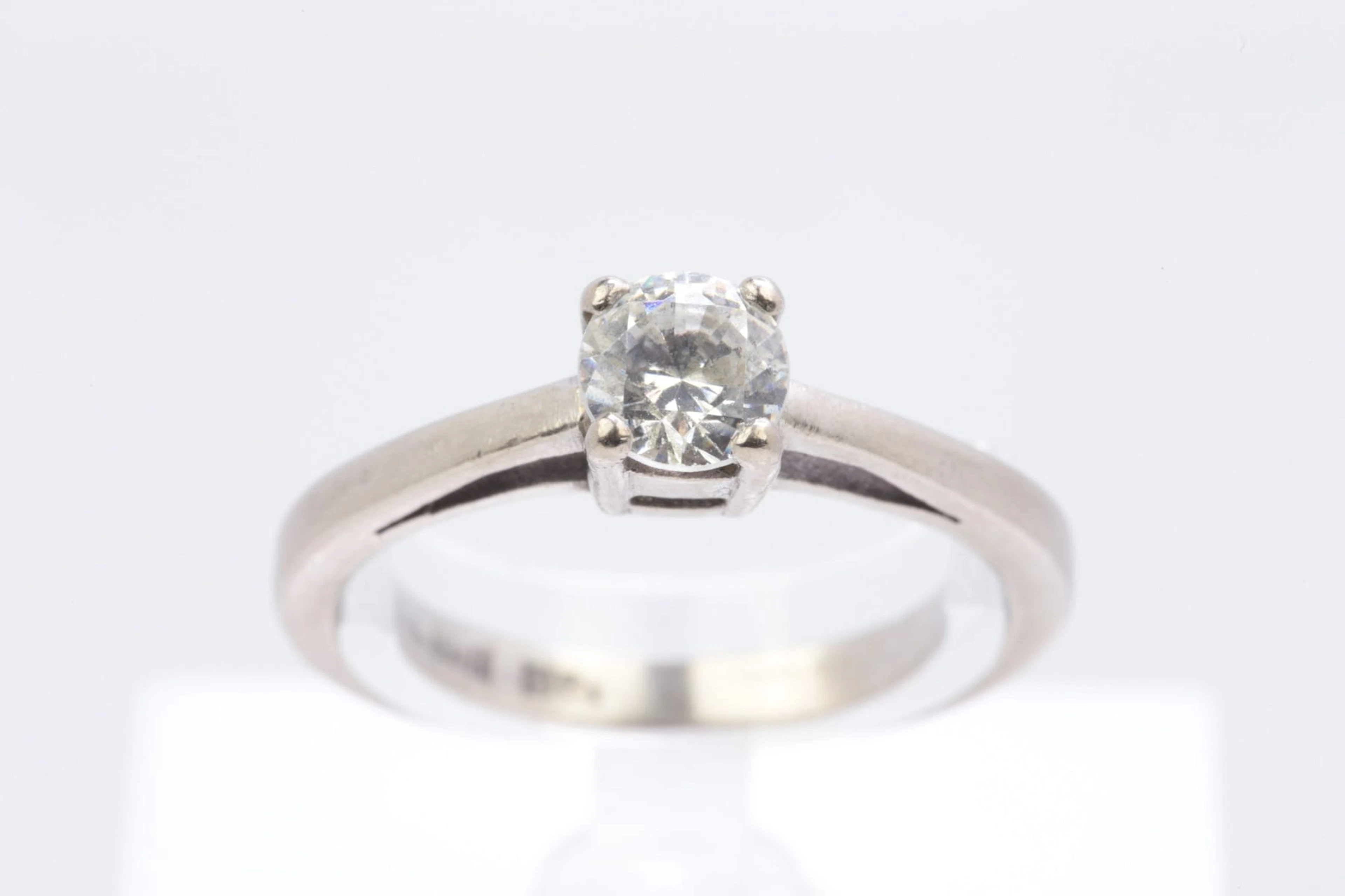 ENSTENSRING med vit sten, vitguld, 18 k, ca 4,26 g, Yacoubs Guld