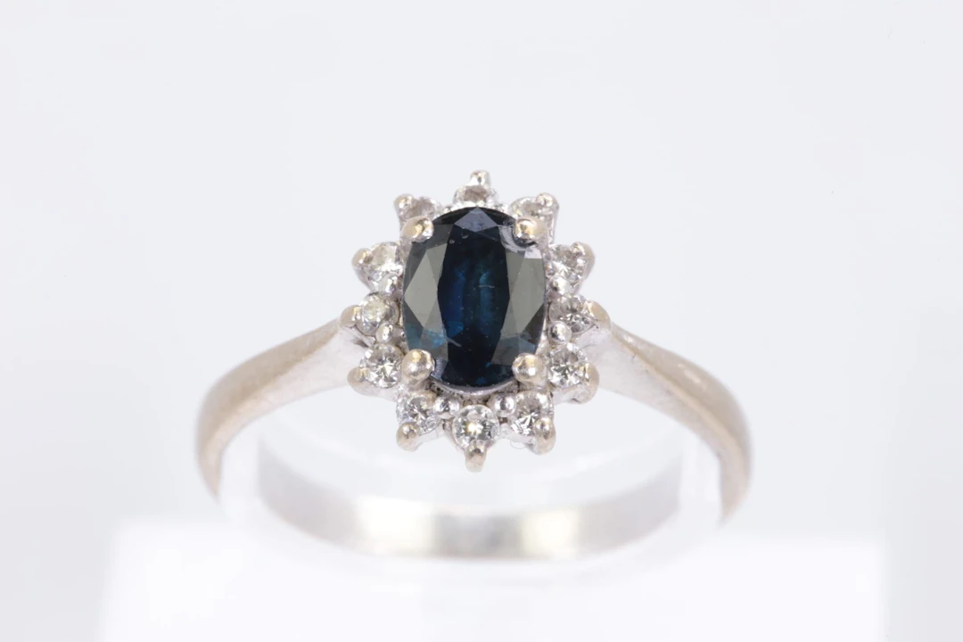 CARMOSÉRING med ovalslipad blå och vita stenar, vitguld, 18 k, ca 4,18 g