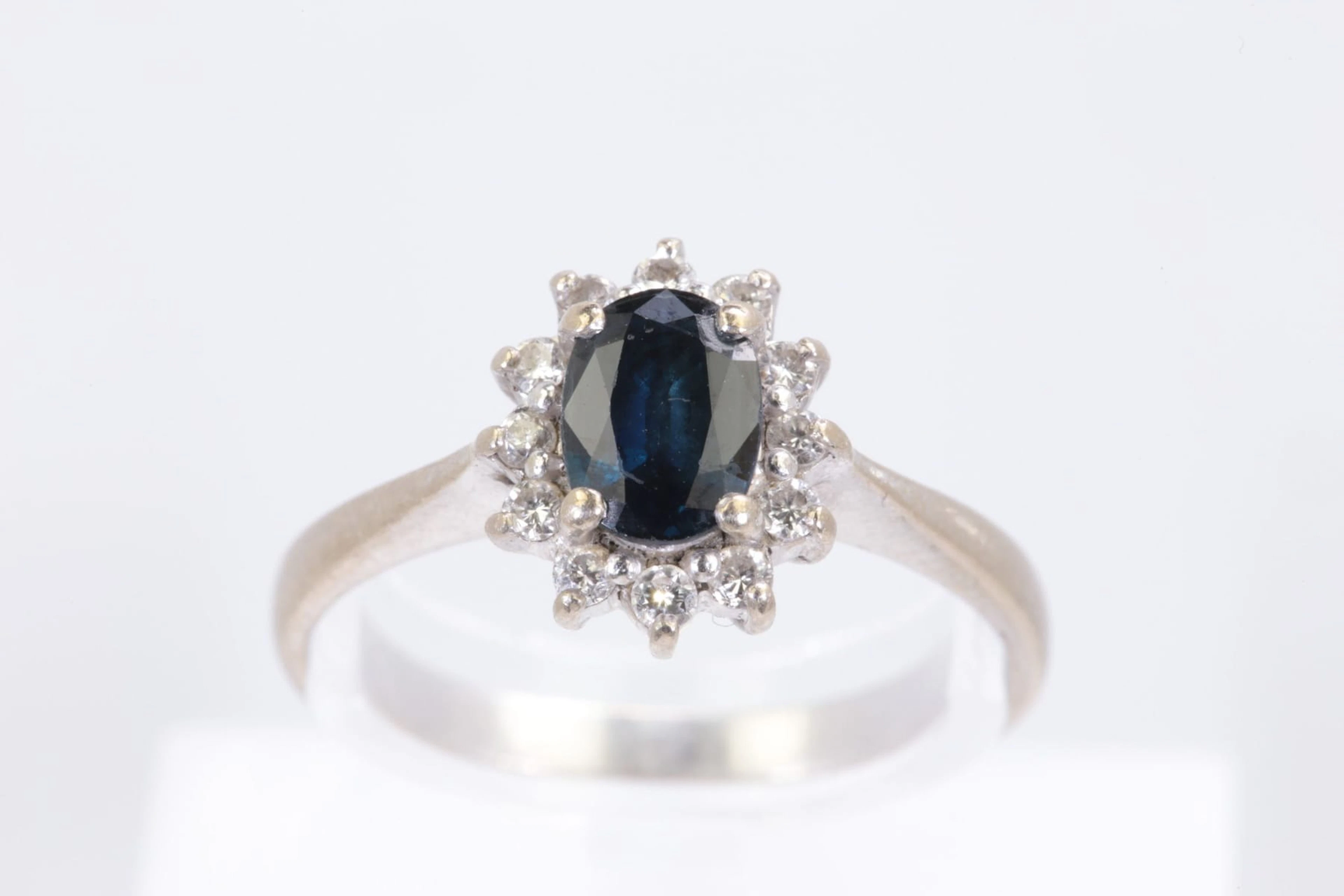 CARMOSÉRING med ovalslipad blå och vita stenar, vitguld, 18 k, ca 4,18 g