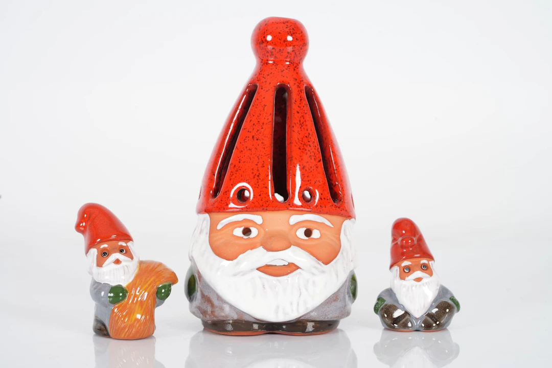 ROLF BERG, figuriner, 2 st samt ljuslykta, Torshälla