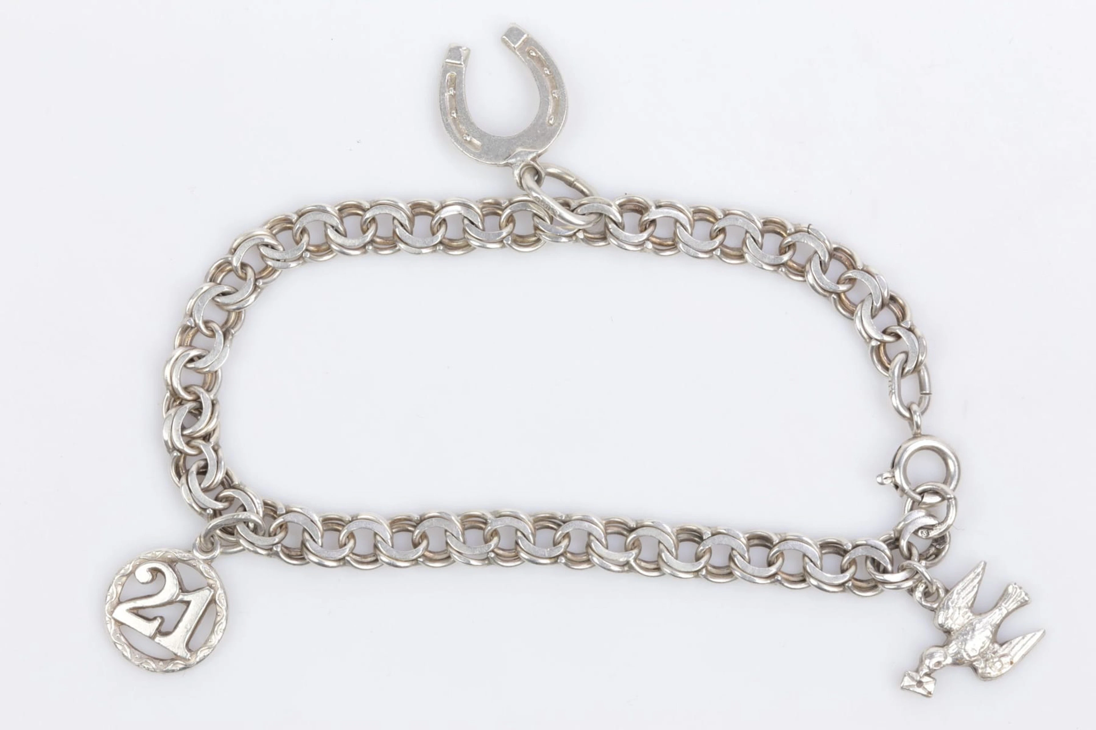 ARMBAND, bismarck, med berlocker, tre st, silver, ca 7,32 g