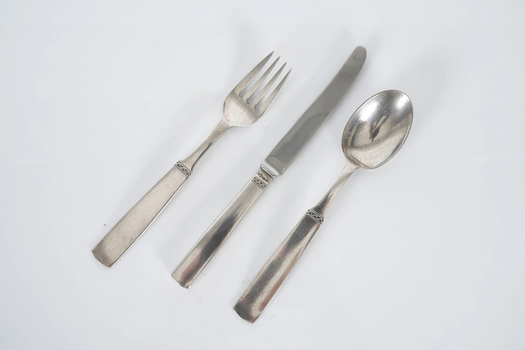 SMÖRGÅSBESTICK, 2 st, samt dessertsked, silver, "Ranka", GAB
