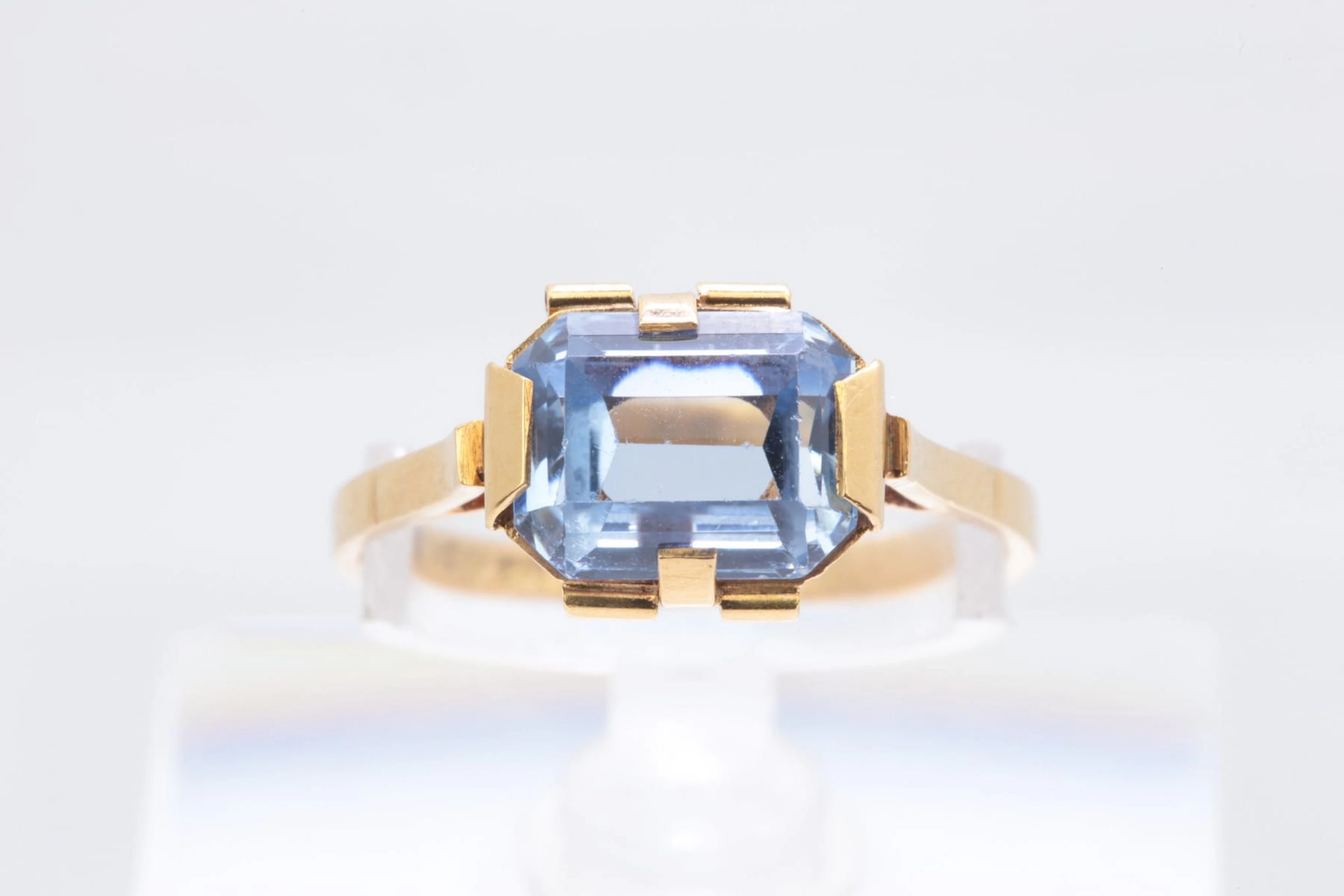 RING med smaragdslipad syntetisk blå spinell, guld, 18 k, ca 2,82 g, 1950
