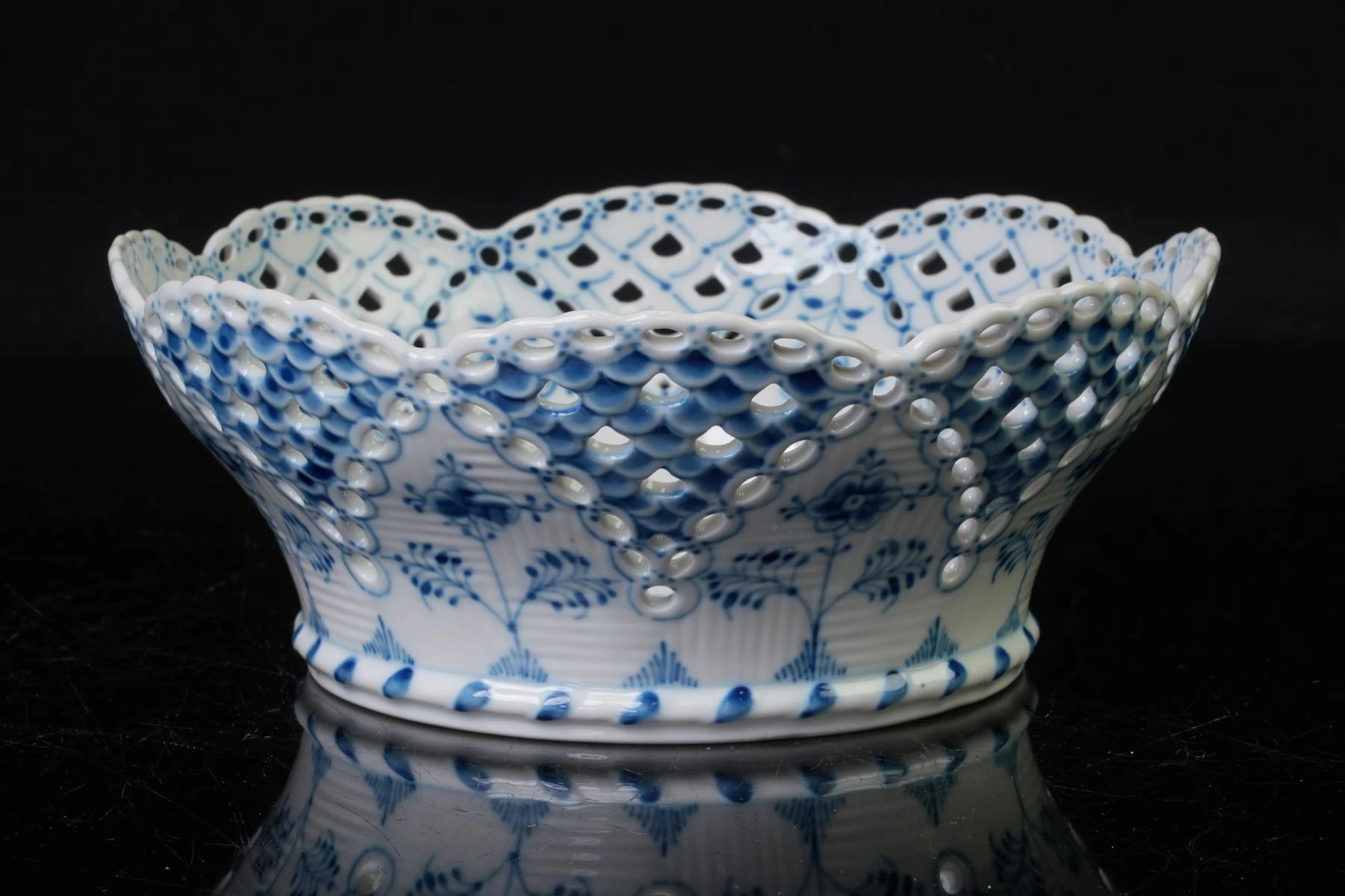 ARNOLD KROG (1856-1931), gallerskål, "Musselmalet", helblond, Royal Copenhagen
