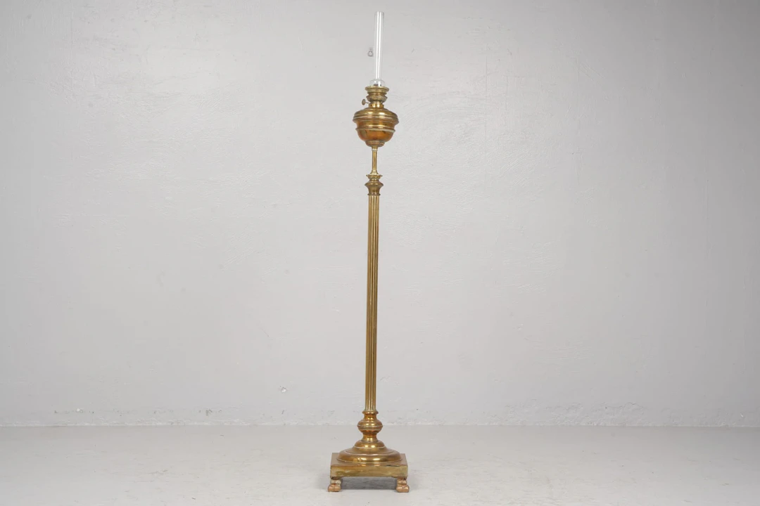 GOLVFOTOGENLAMPA, mässing, 1900-talets förra hälft