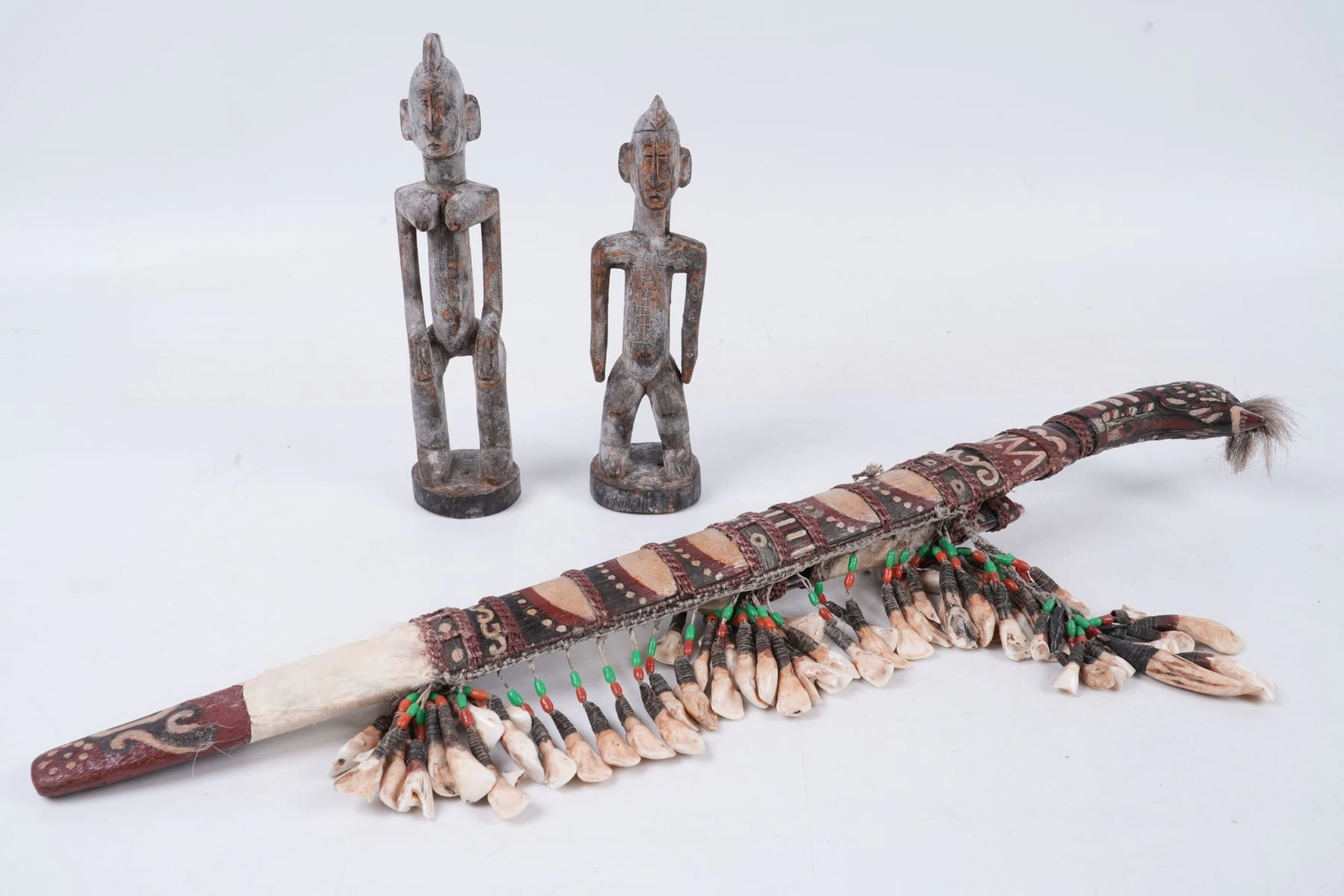 FIGURINER, 2 st, samt SOUVENIRSVÄRD, Afrika, 1900-tal