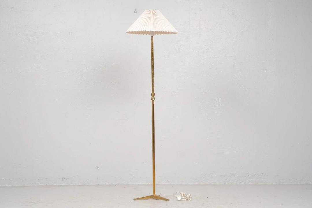 GOLVLAMPA, mässing, 1900-talets mitt