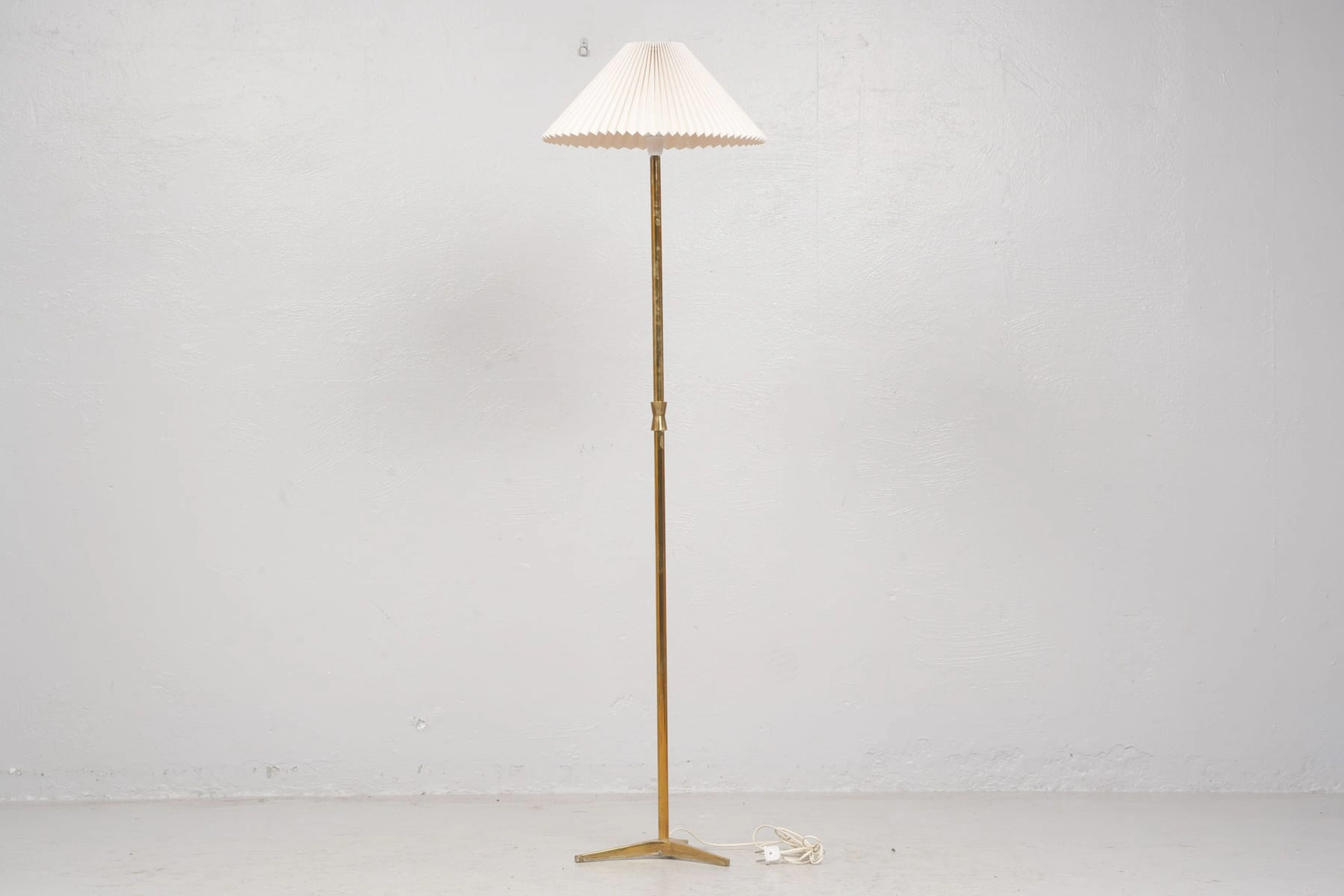 GOLVLAMPA, mässing, 1900-talets mitt