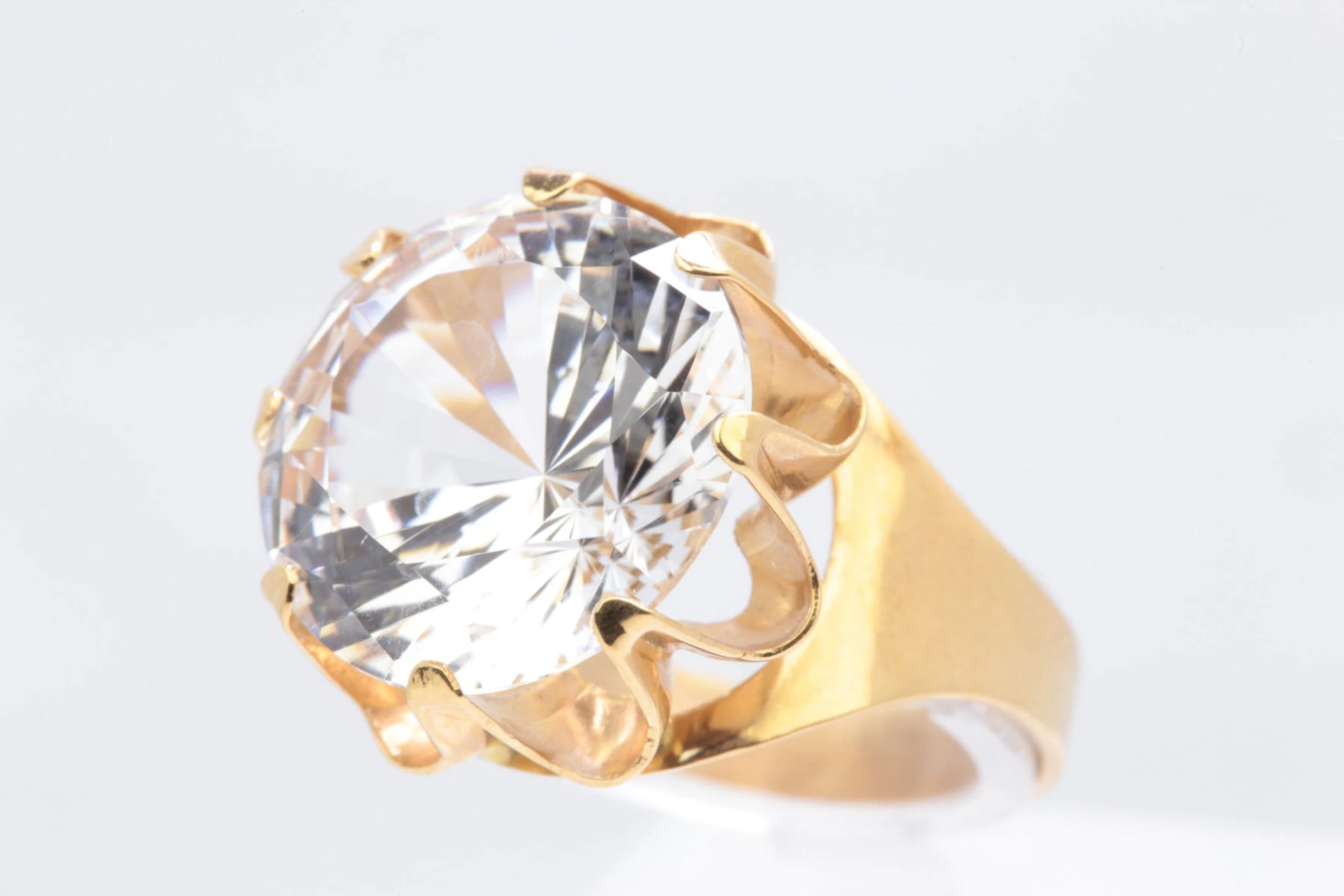 COCKTAILRING med syntetisk vit spinell, guld, 18 k, ca 5,51 g, 1972