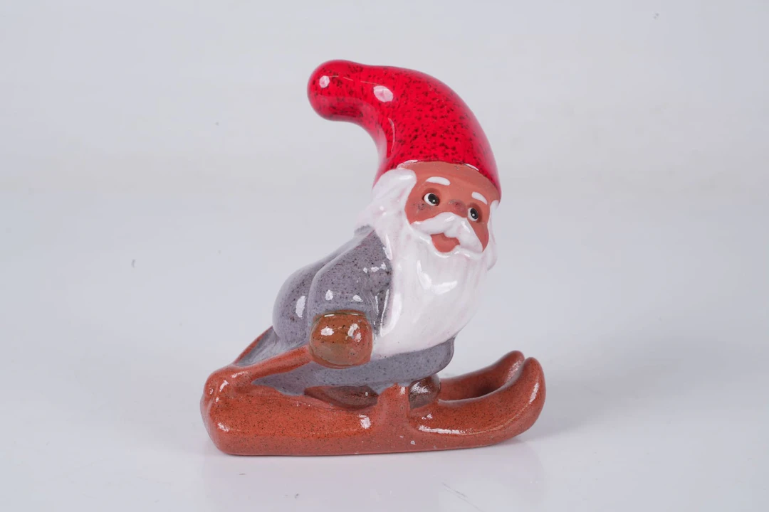 ROLF BERG, figurin, tomte på skidor, Torshälla