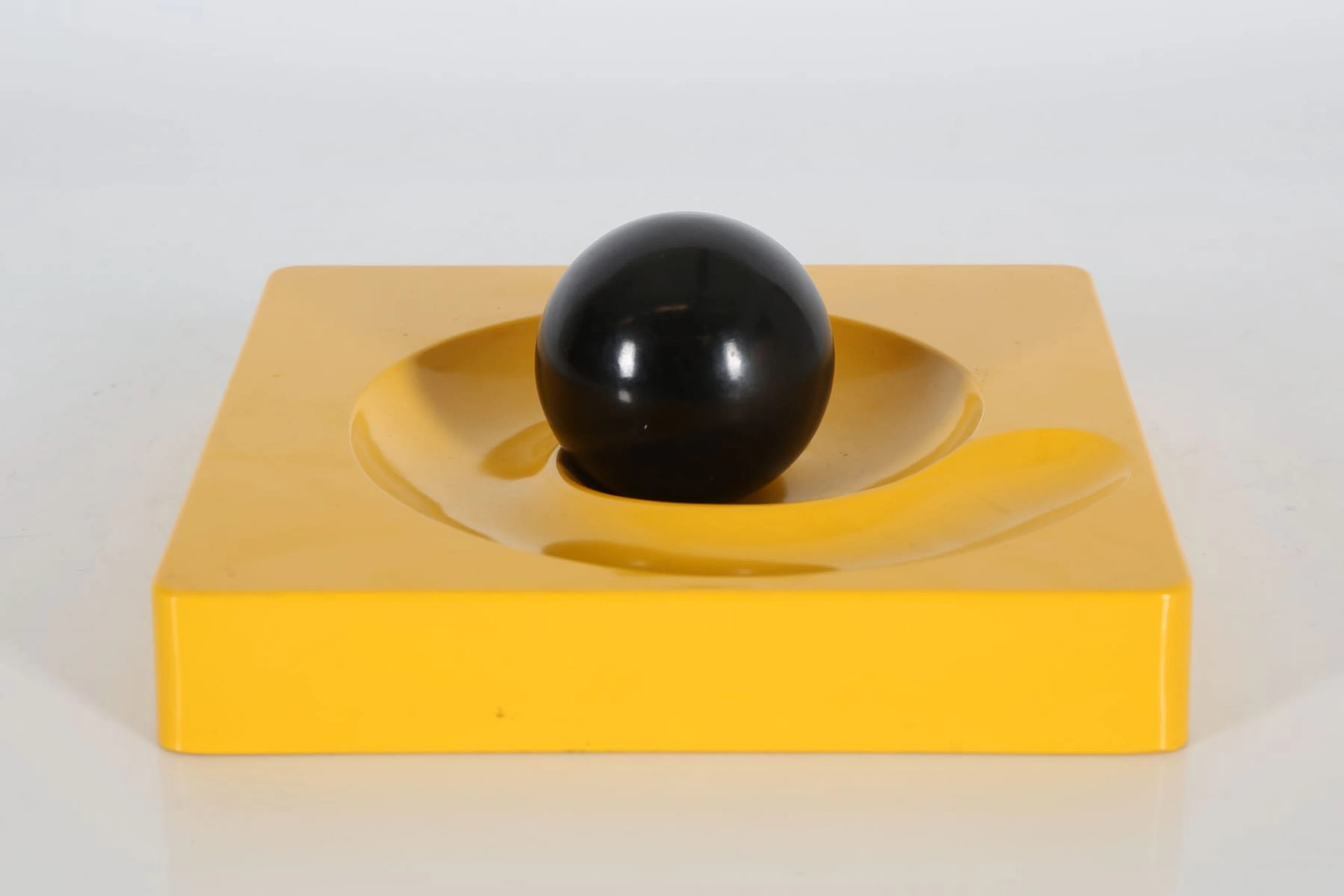 ELEONORE PEDUZZI (1936), askfat, melamin, "Posacenere Spiros'' Artemide Milano