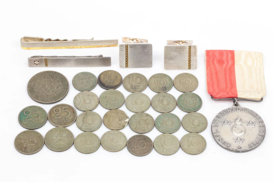 MYNT, 25 st, medalj, manschettknappar, ett par, samt slipsnålar, 2 st, silver