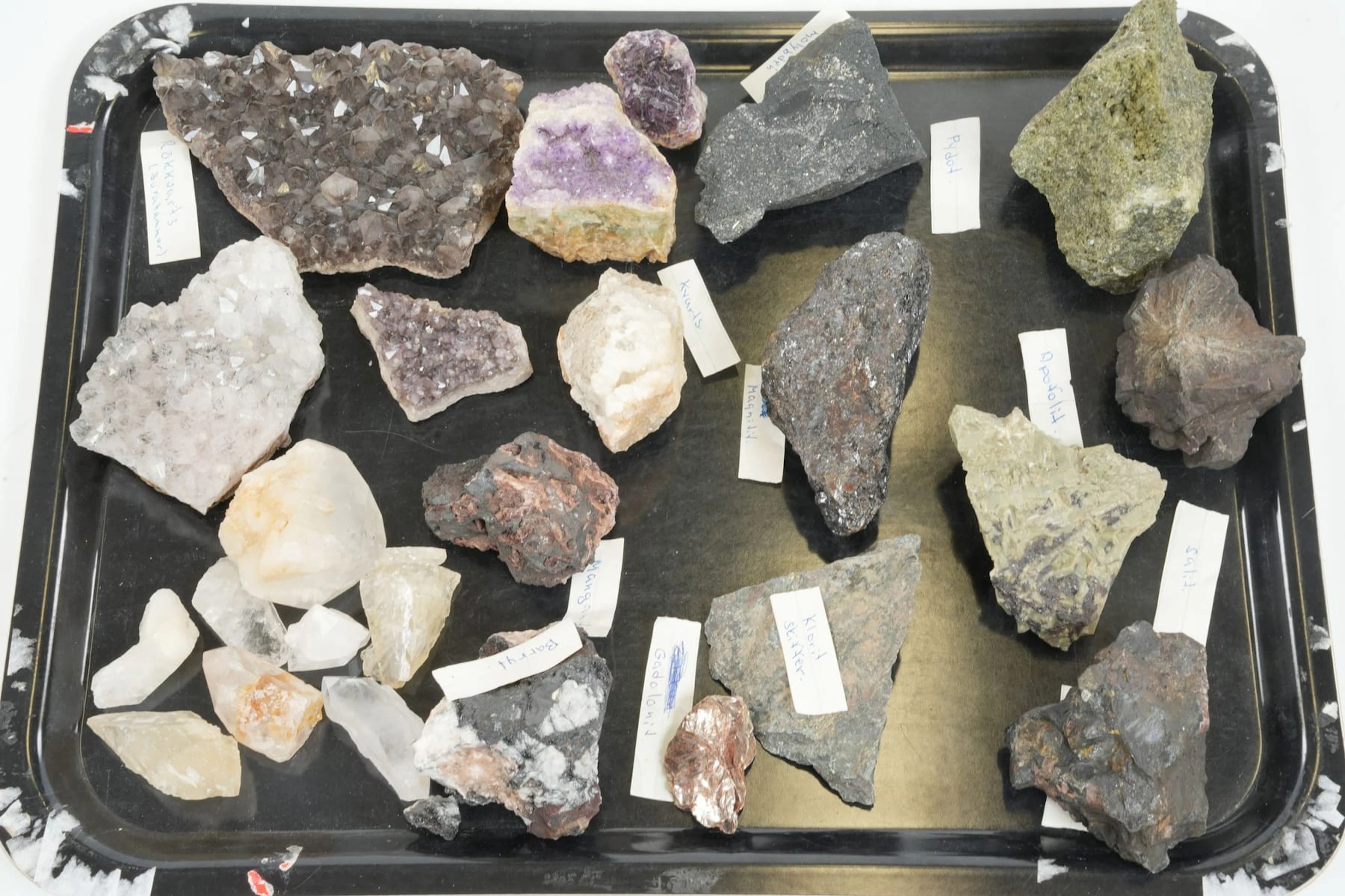 PARTI med stenar och mineraler, bl.a. ametist, rökkvarts, gadolonit, magnitit