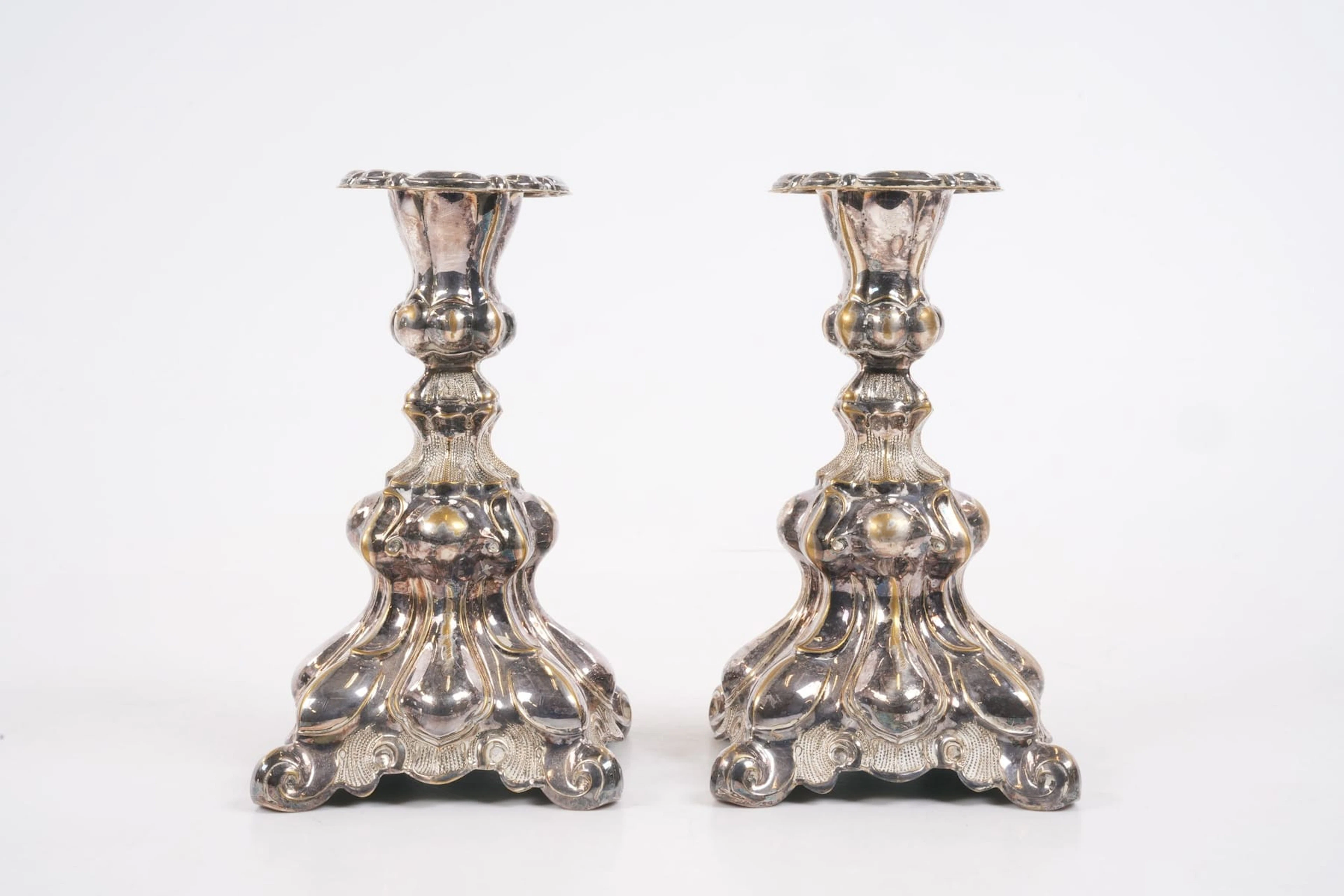 LJUSSTAKAR, ett par, nyrokokostil, nysilver, 1900-tal