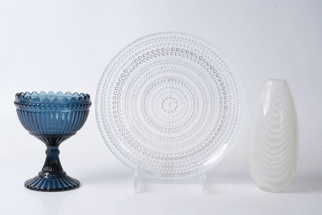 SKÅL på fot, VAS, samt FAT, Marimekko/Iittala, Nuutajärvi samt Maija Carlson