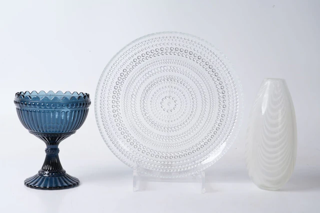 SKÅL på fot, VAS, samt FAT, Marimekko/Iittala, Nuutajärvi samt Maija Carlson