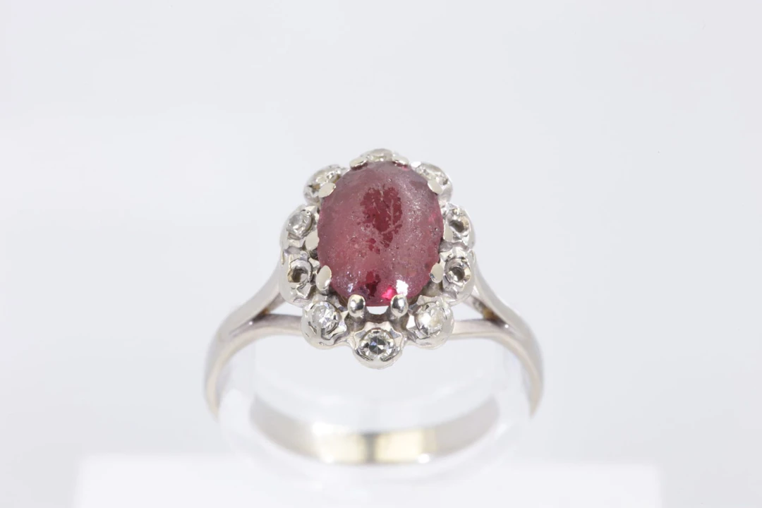 CARMOSÉRING med röd sten och diamanter, vitguld, 18 k, ca 2,80 g