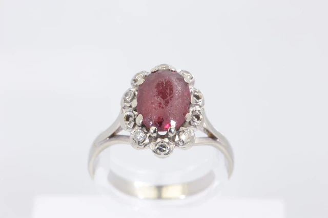 CARMOSÉRING med röd sten och diamanter, vitguld, 18 k, ca 2,80 g