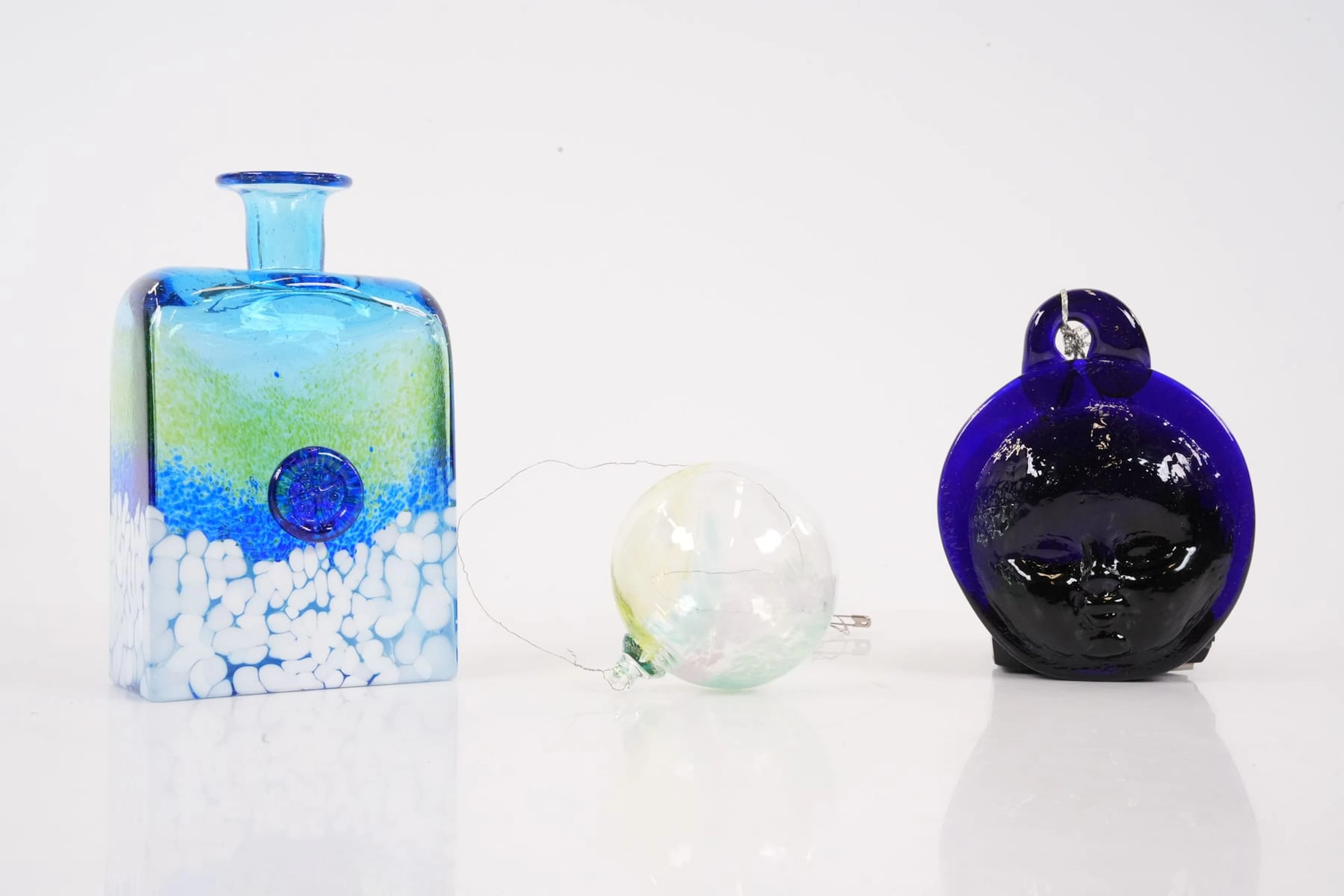 ÅSA BRANDT (1940-), glas, 3 delar, karaff, fönsterdekorationer, 2 st