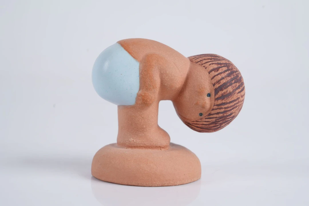 LISA LARSON (1931-2024), figurin, "Nyfiken", ur serien Barn & Barnbarn