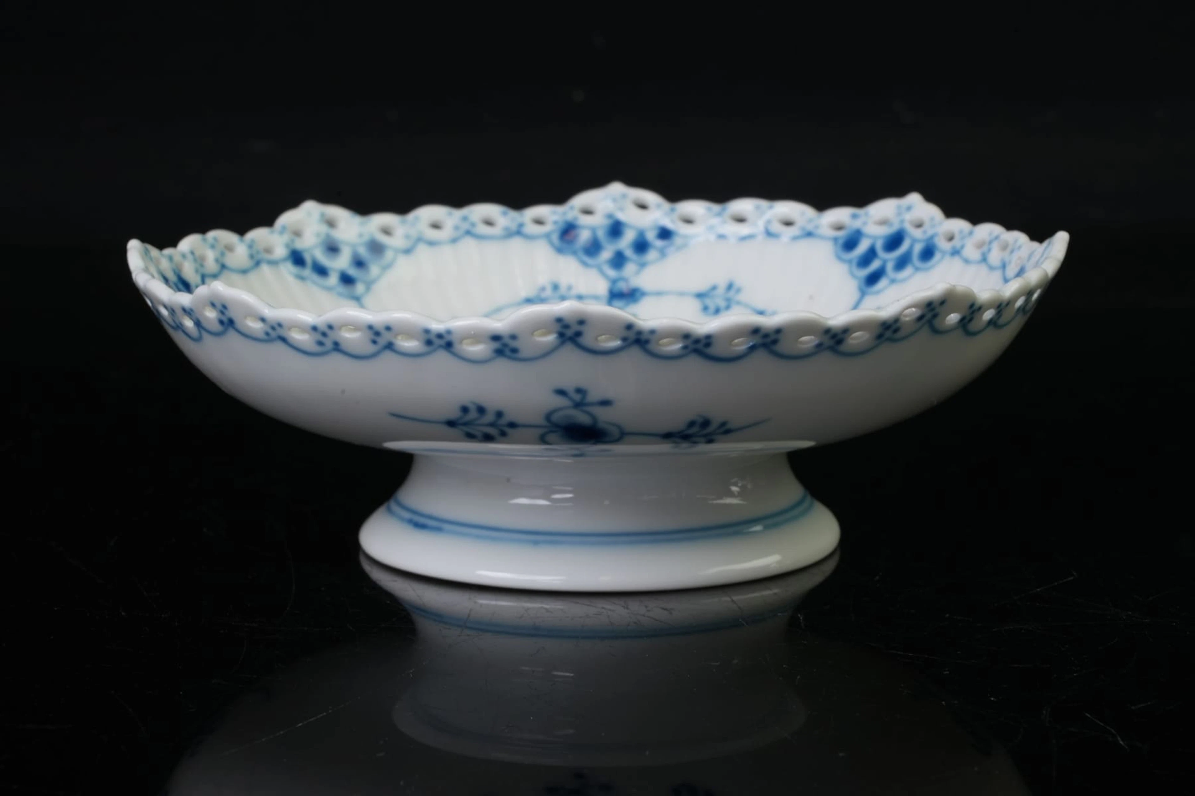ARNOLD KROG (1856-1931), skål på fot, "Musselmalet", helblond, Royal Copenhagen