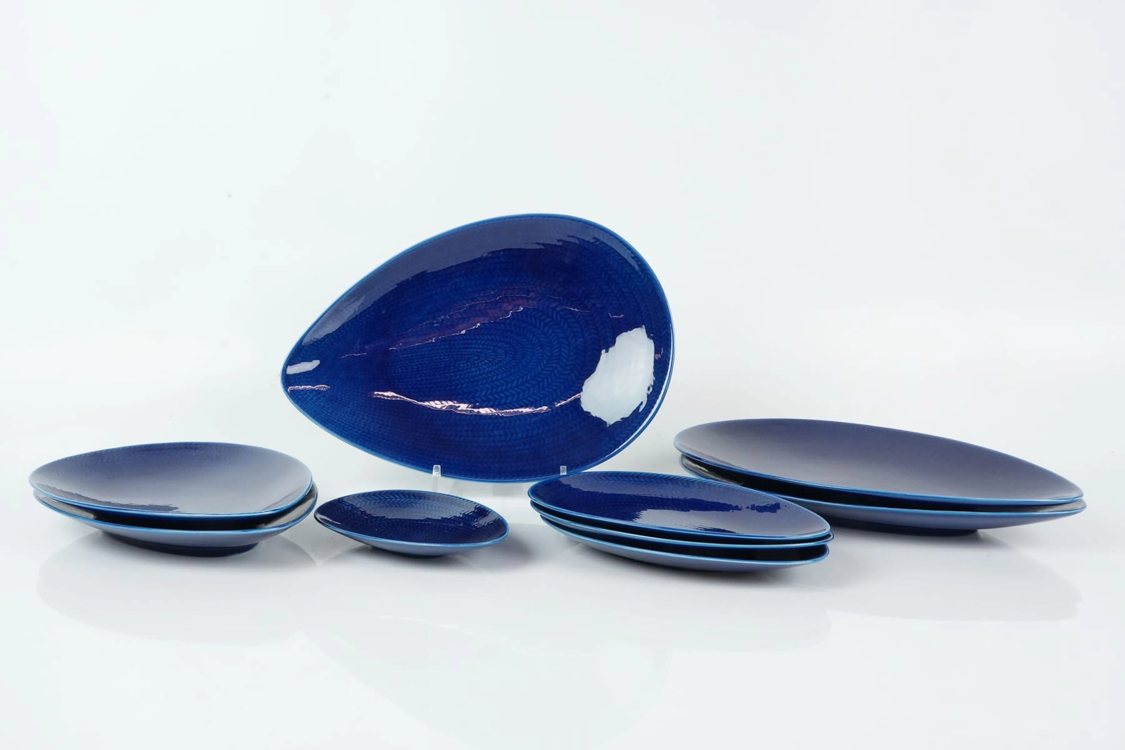 HERTHA BENGTSSON (1917-1993), serveringsfat, 9 st, "Blå eld", Rörstrand