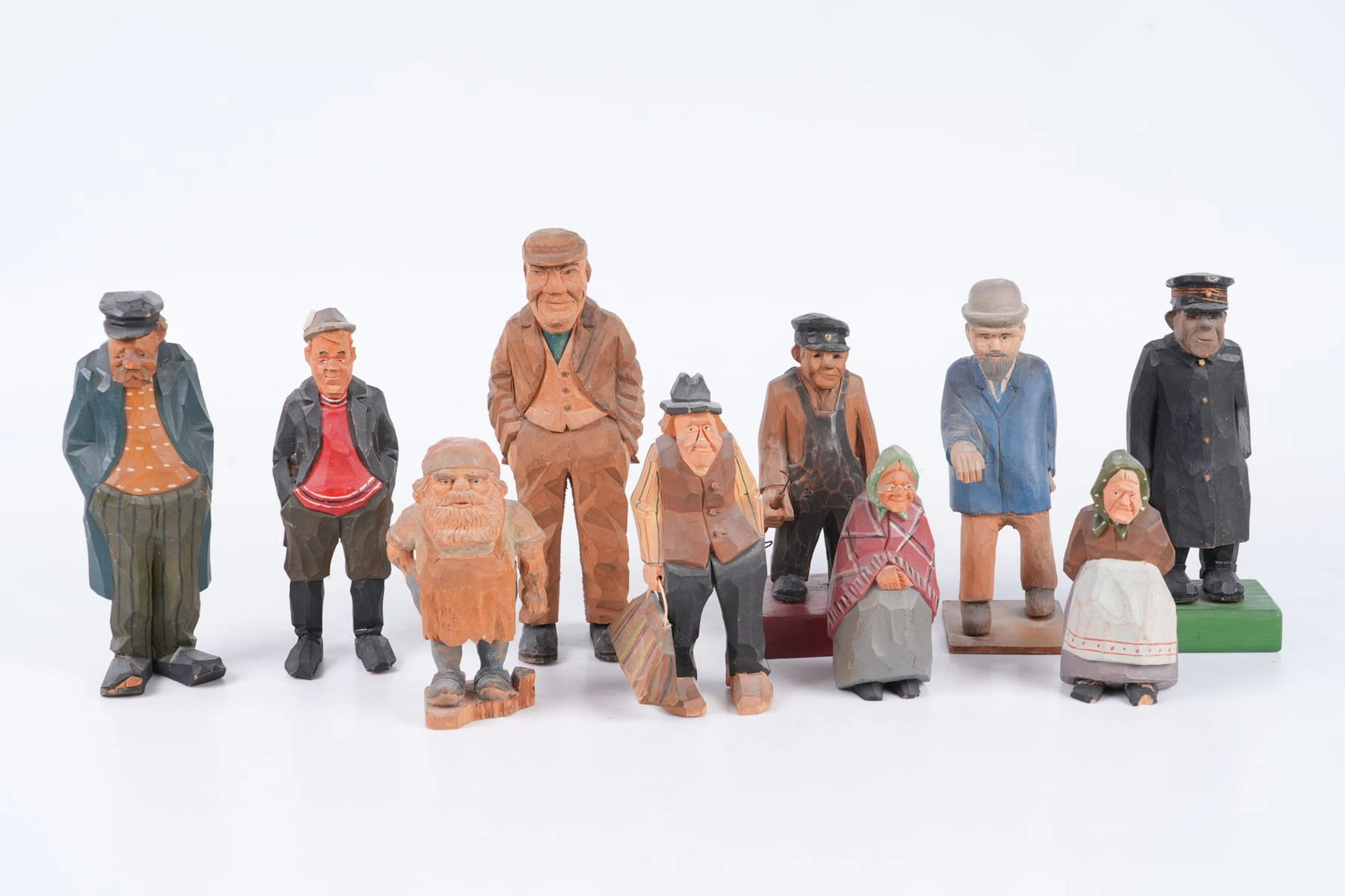 TRÄFIGURER, 10 st, skuret samt bemålat trä