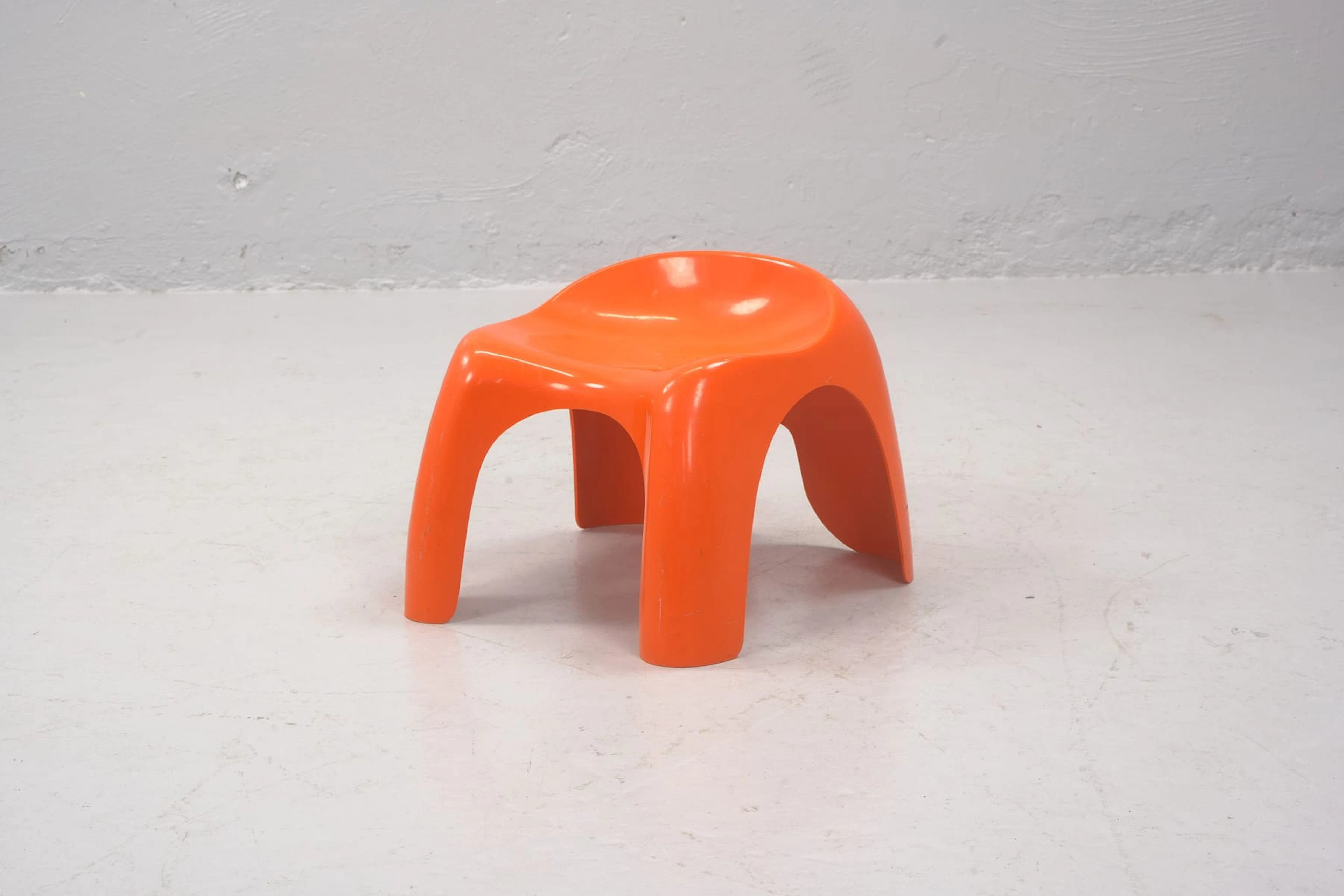 STACY DUKES (1934–2019), pall, "Efebino", orange plast, Artemide