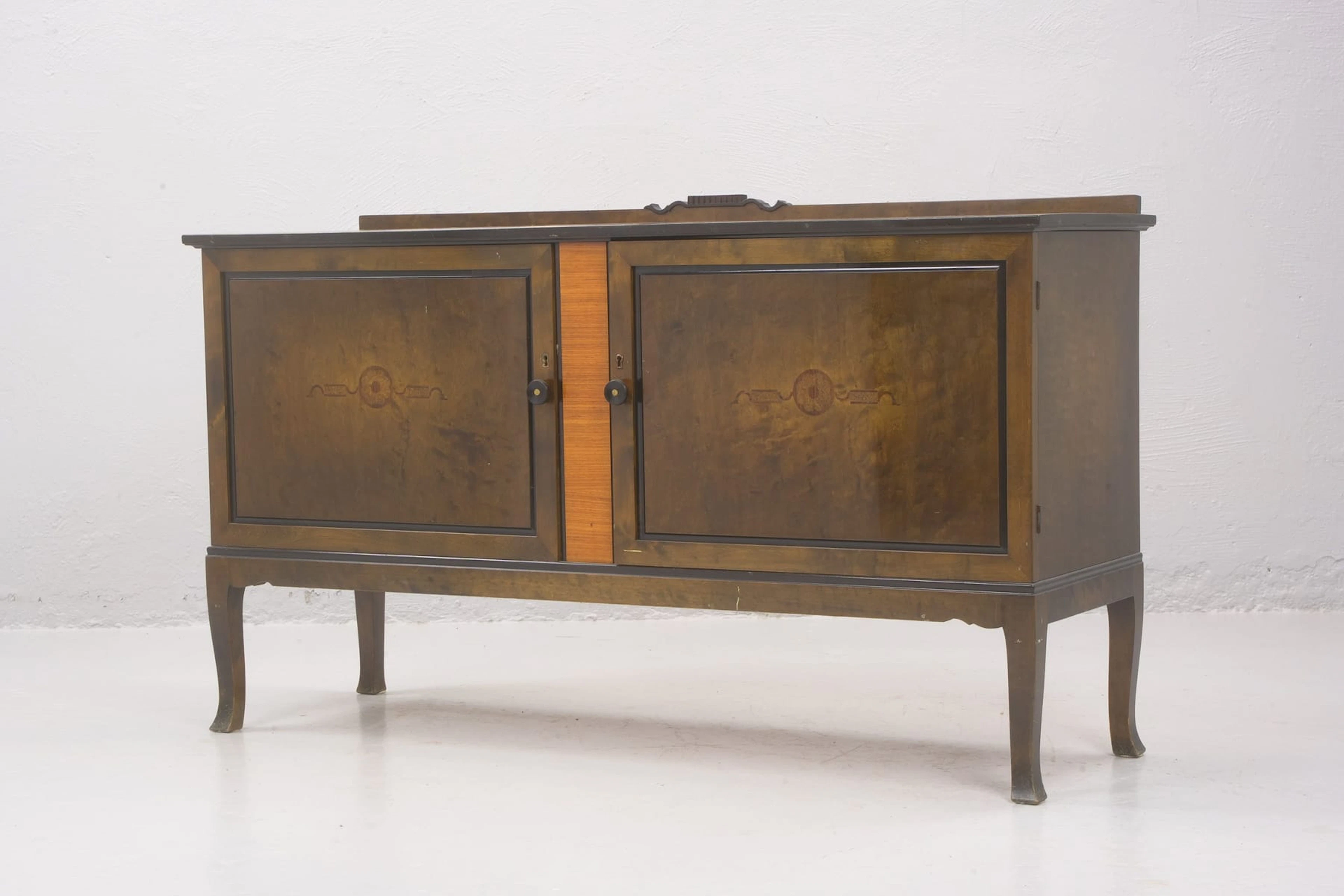 SKÄNK / SIDEBOARD, bonad björk med intarsiadekor, Swedish Grace, 1930-tal