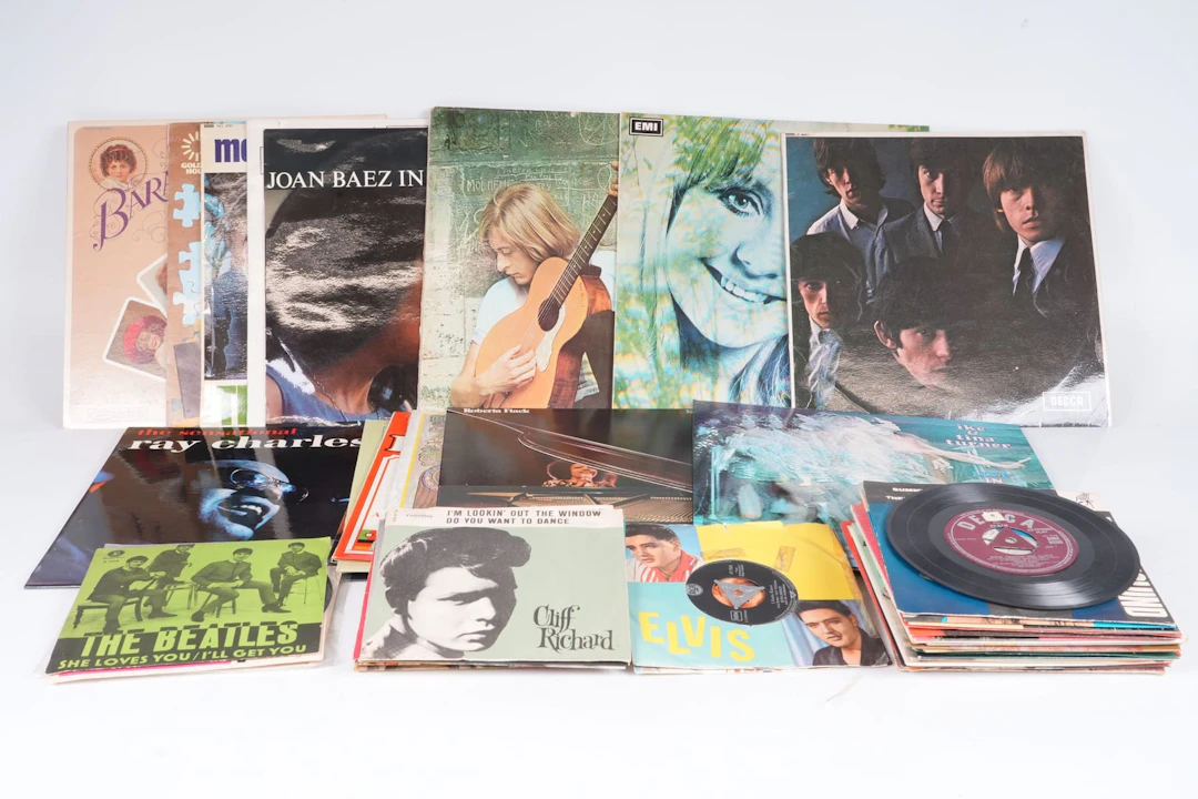 PARTI med LP-skivor samt SINGLAR/EP, bl.a. Beatles, Rolling Stones