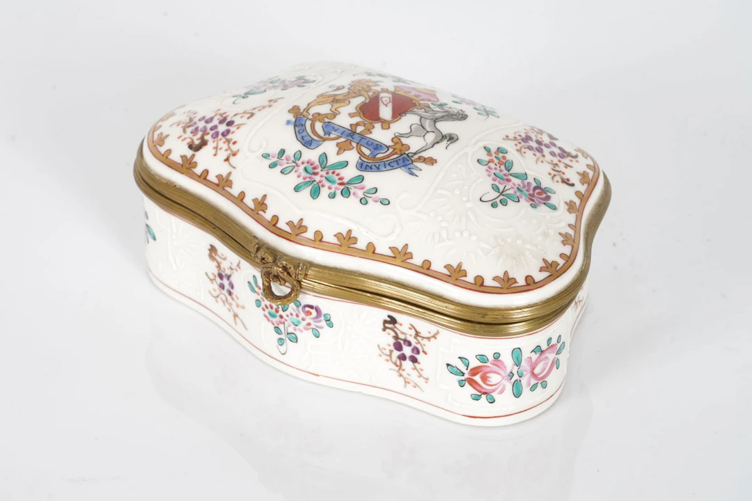 LOCKDOSA, porslin med emaljmåleri, 1900-tal