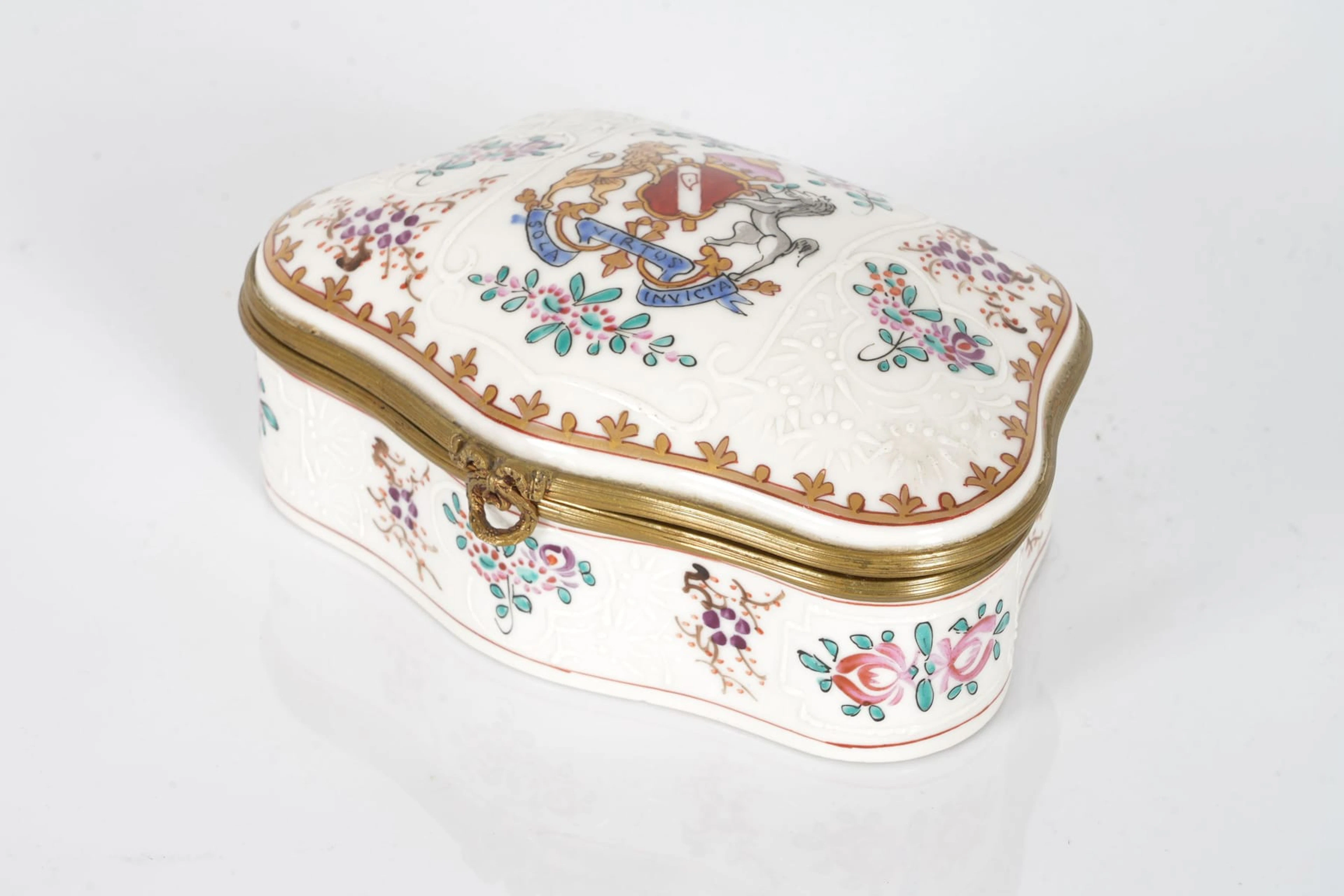 LOCKDOSA, porslin med emaljmåleri, 1900-tal