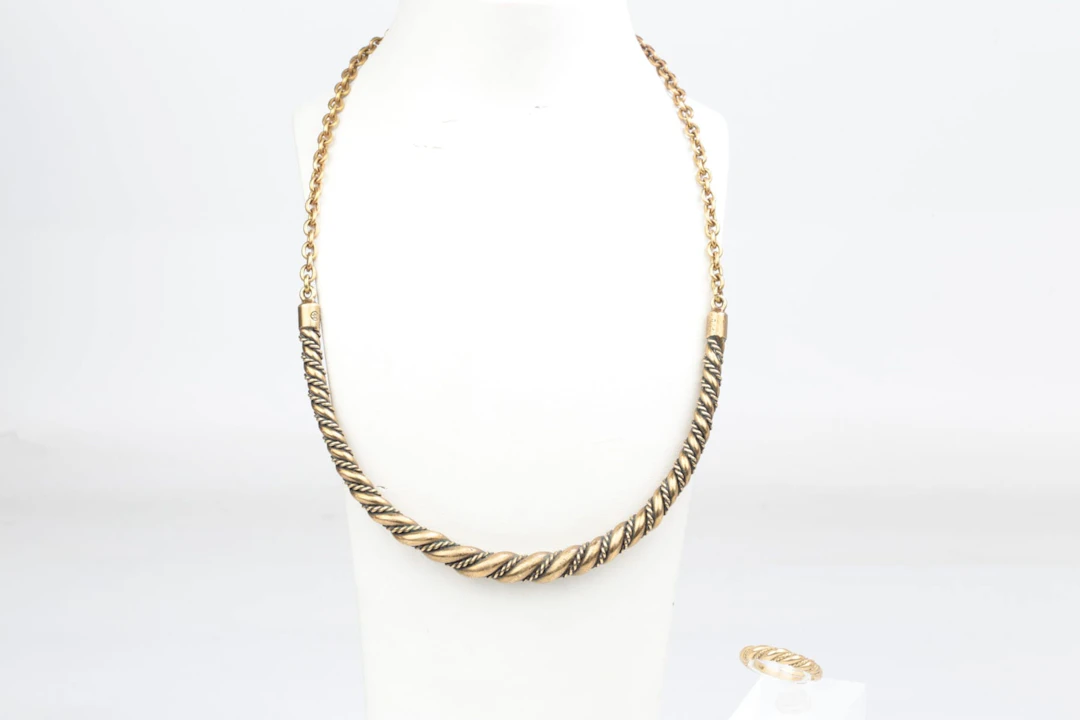 COLLIER, samt RING, brons, "Tvinnade smycken från Lampola i Halikko".