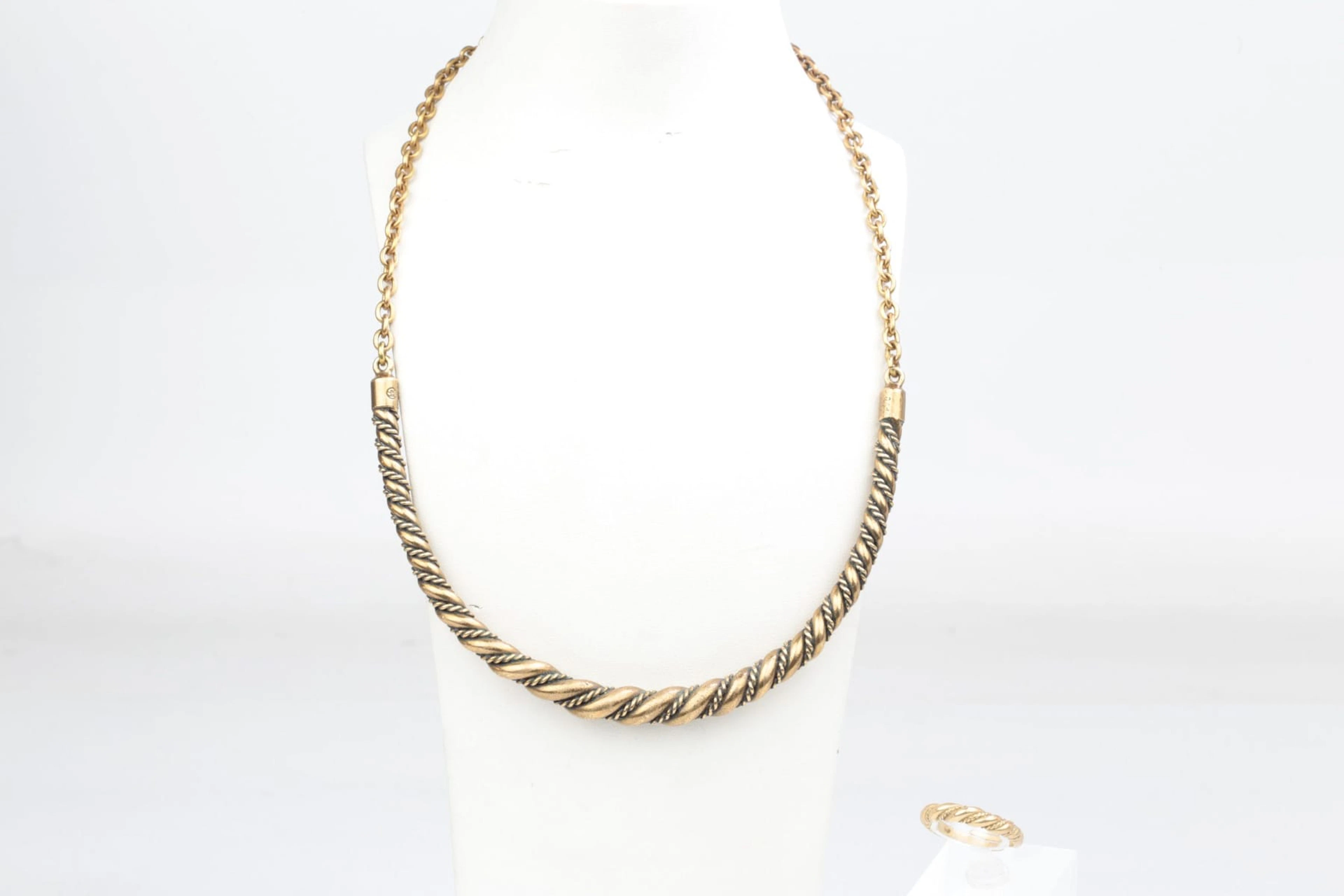 COLLIER, samt RING, brons, "Tvinnade smycken från Lampola i Halikko".