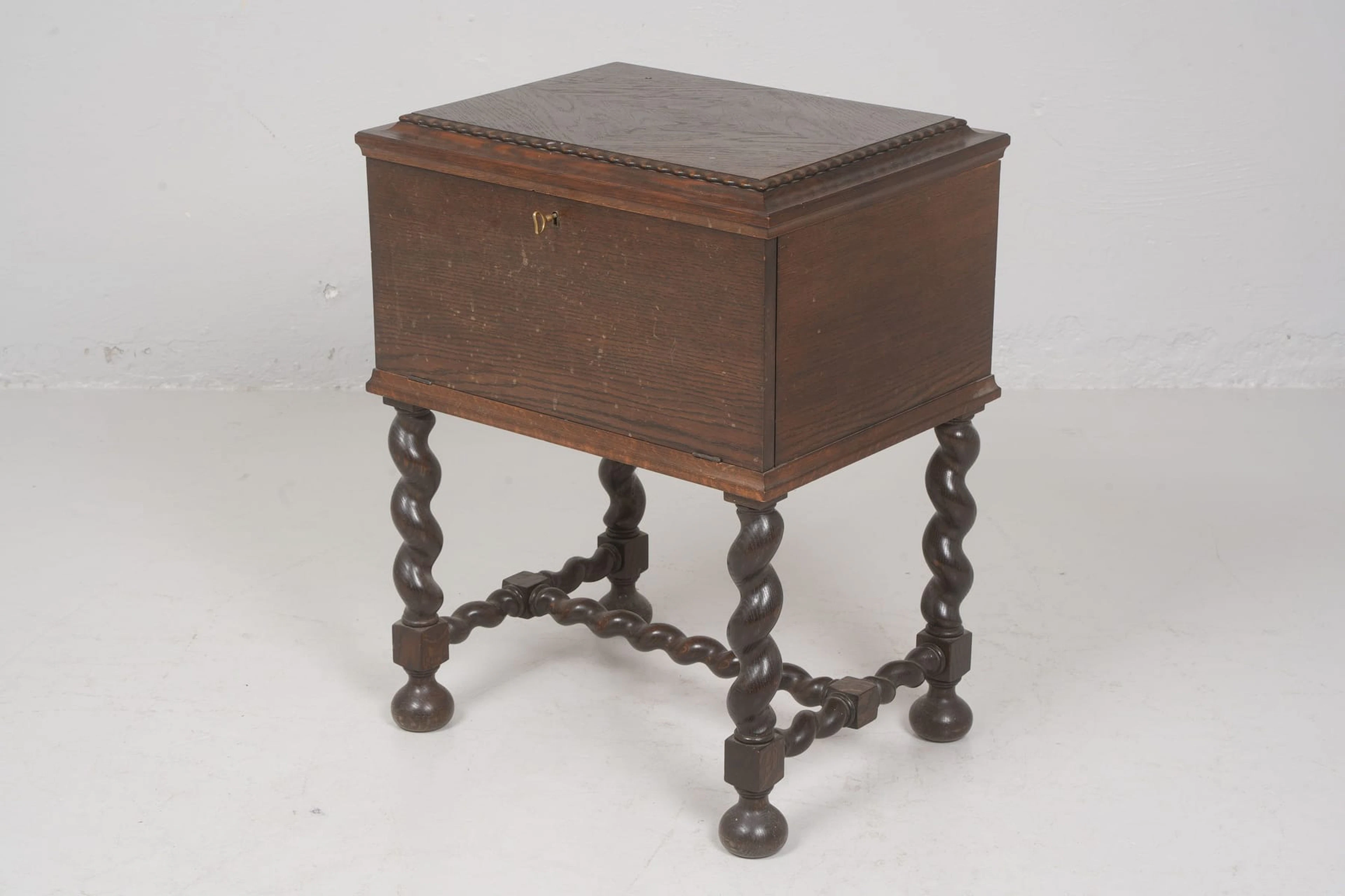BESTICKSCHATULL, på benställning, ek, barockstil, 1900-tal