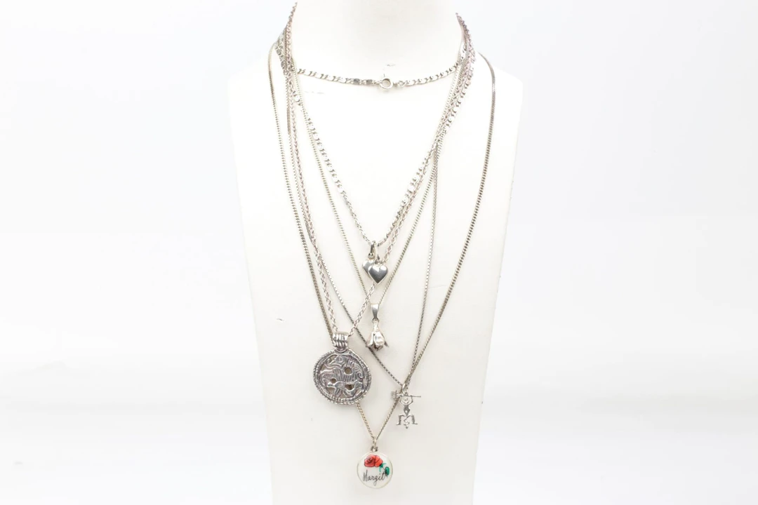 HALSKEDJOR, 5 st, samt HÄNGEN, 6 st, silver, bl.a. "Tuna smycket"