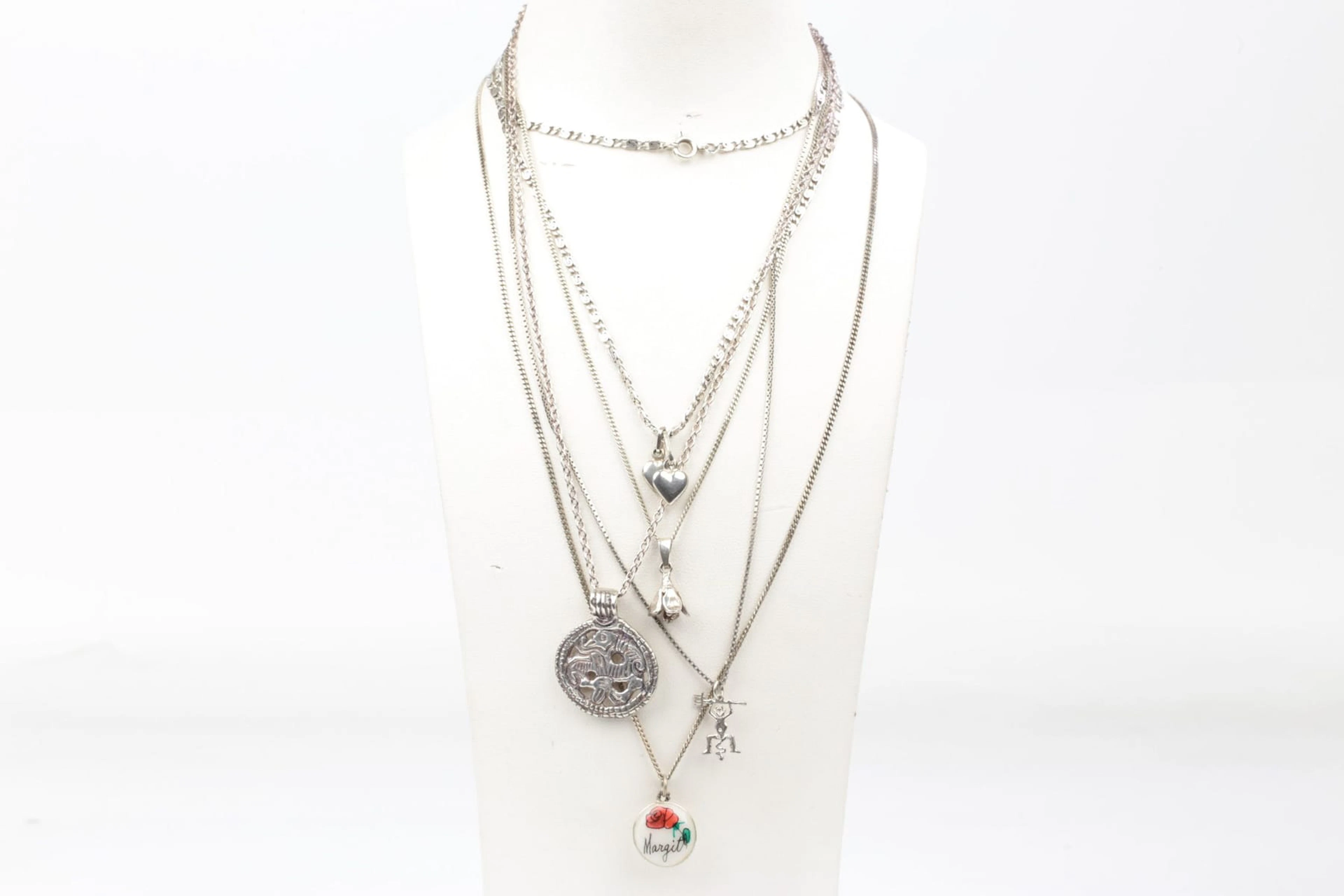 HALSKEDJOR, 5 st, samt HÄNGEN, 6 st, silver, bl.a. "Tuna smycket"