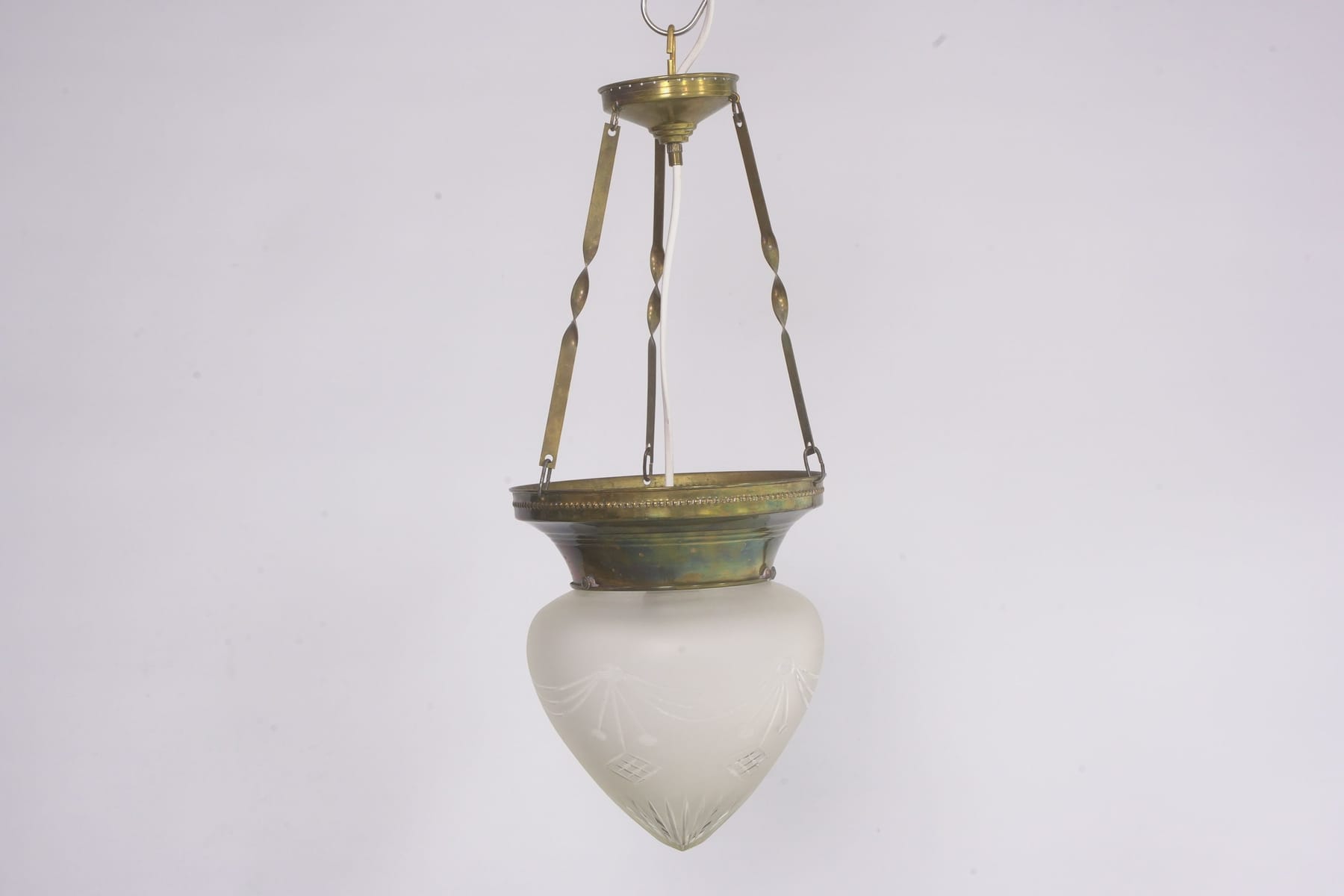 TAKLAMPA / AMPEL, mässing med kupa i glas, jugend, 1900-talets början