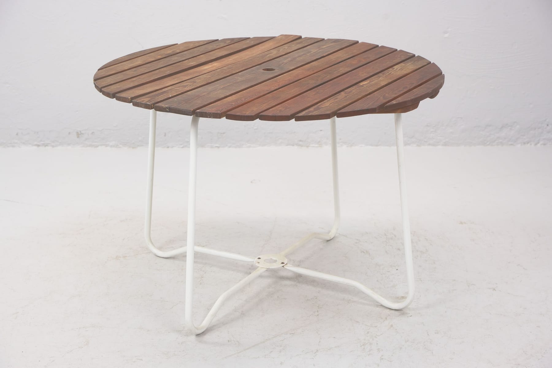 TRÄDGÅRDSBORD, trä med metallunderede, 1900-tal