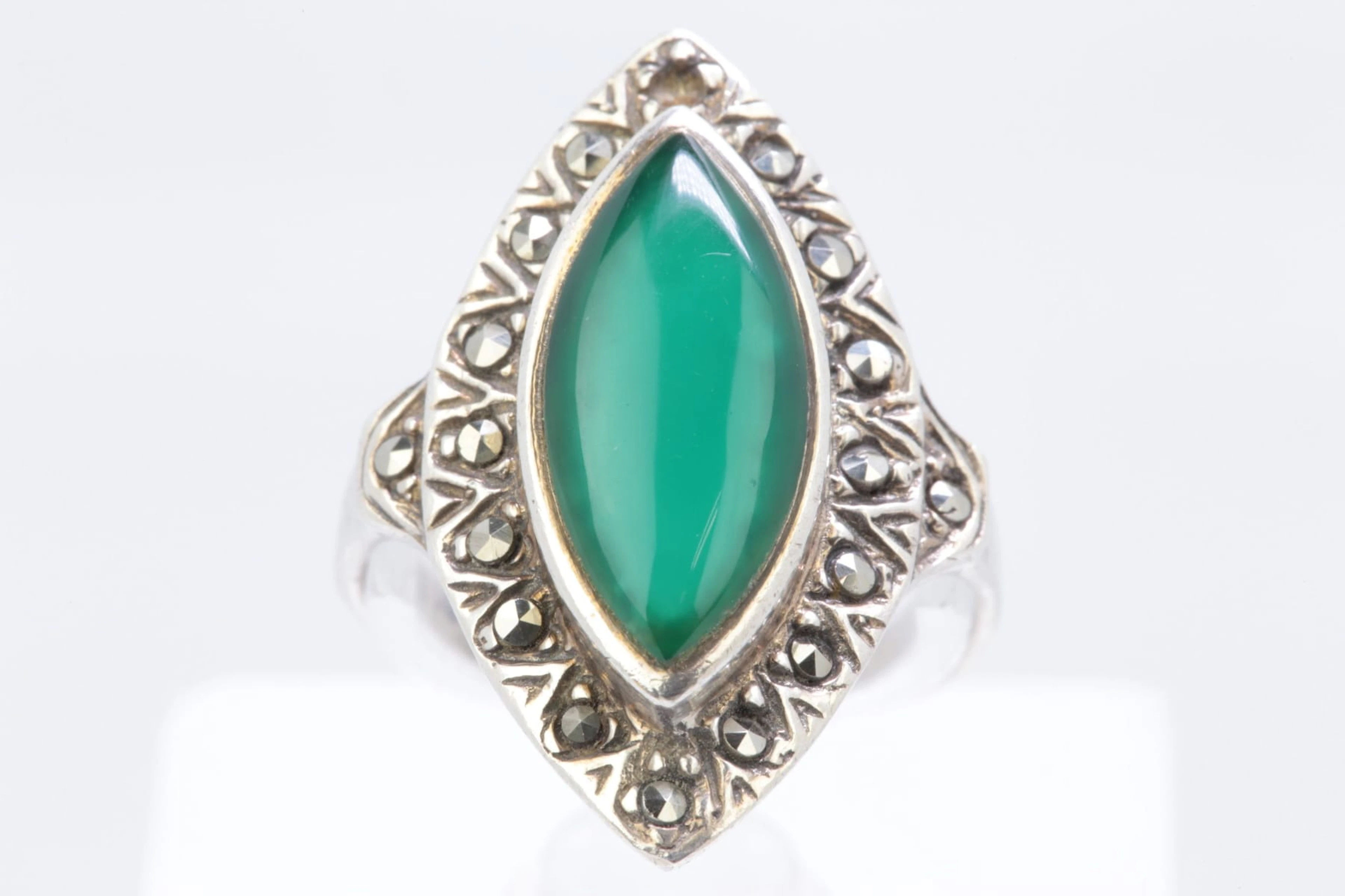 RING med cabochonslipad grön sten och markasiter, silver