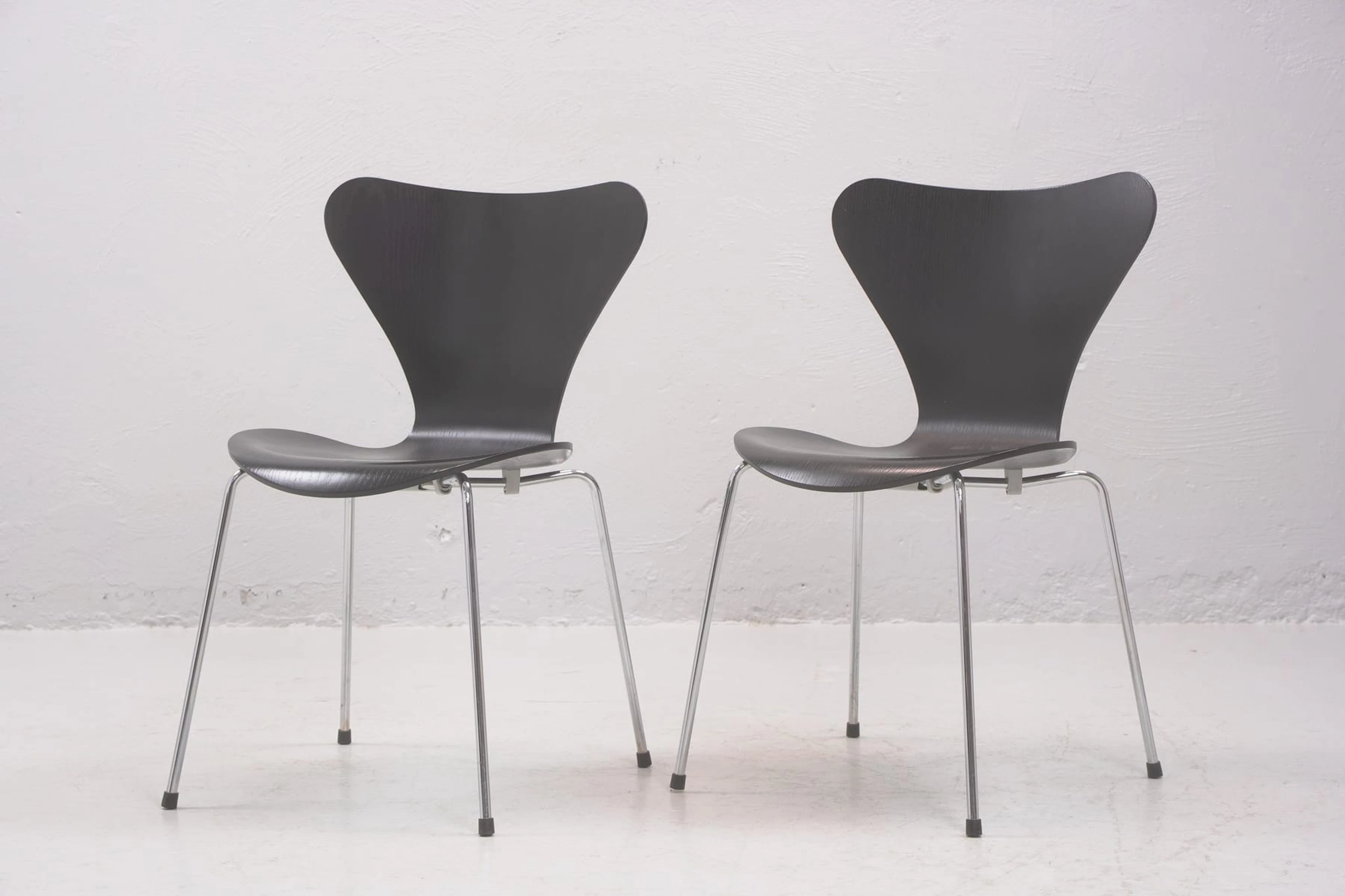 ARNE JACOBSEN (1902-1971), stolar, ett par, "Sjuan", Fritz Hansen, 2002
