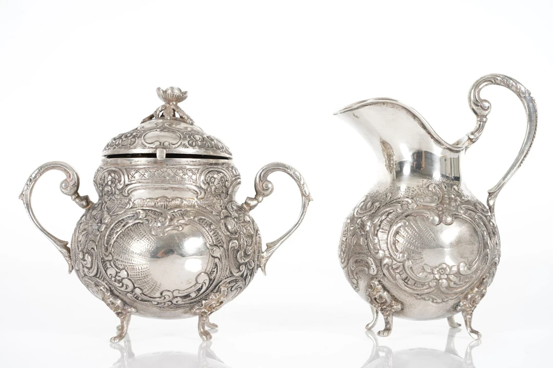 SOCKERSKÅL, samt GRÄDDKANNA, silver, ca 396,8 g