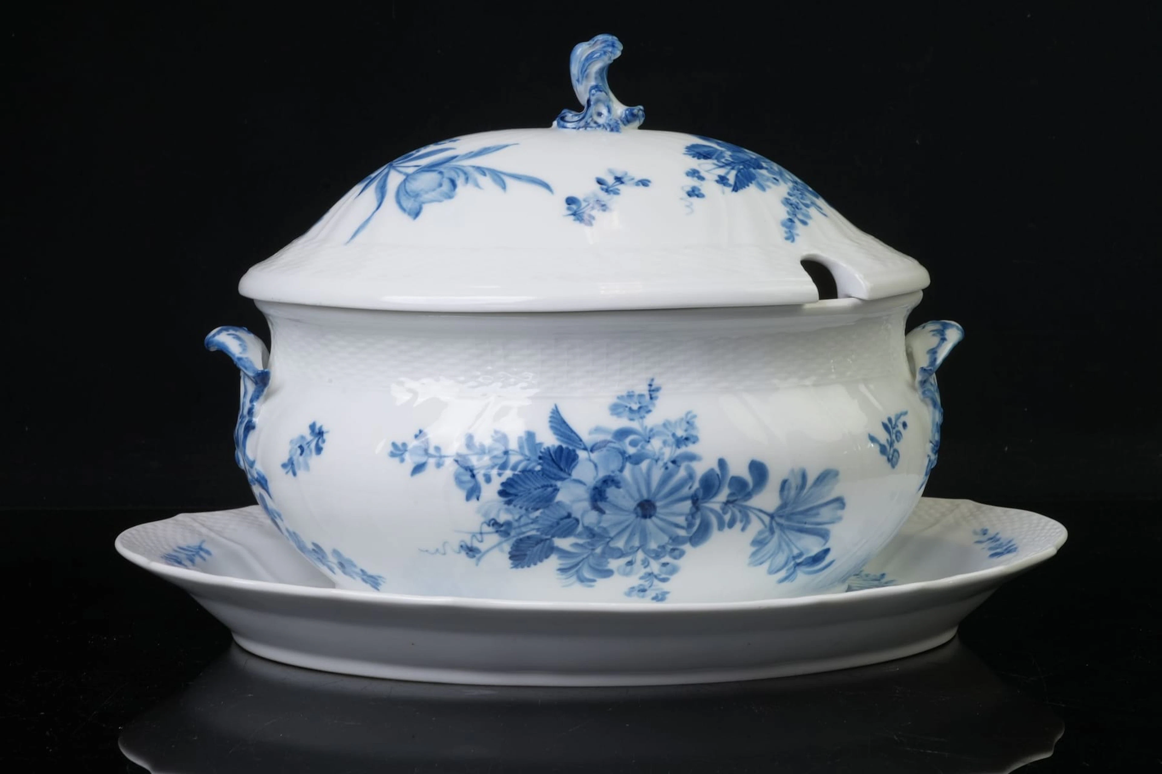 TERRIN med lock samt FAT, "Blå Blomst", Royal Copenhagen