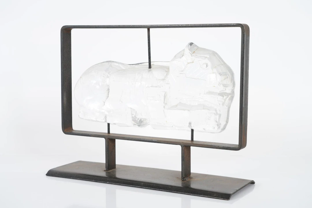 ERIK HÖGLUND (1932-1998), skulptur, glas i järnställning, vilande