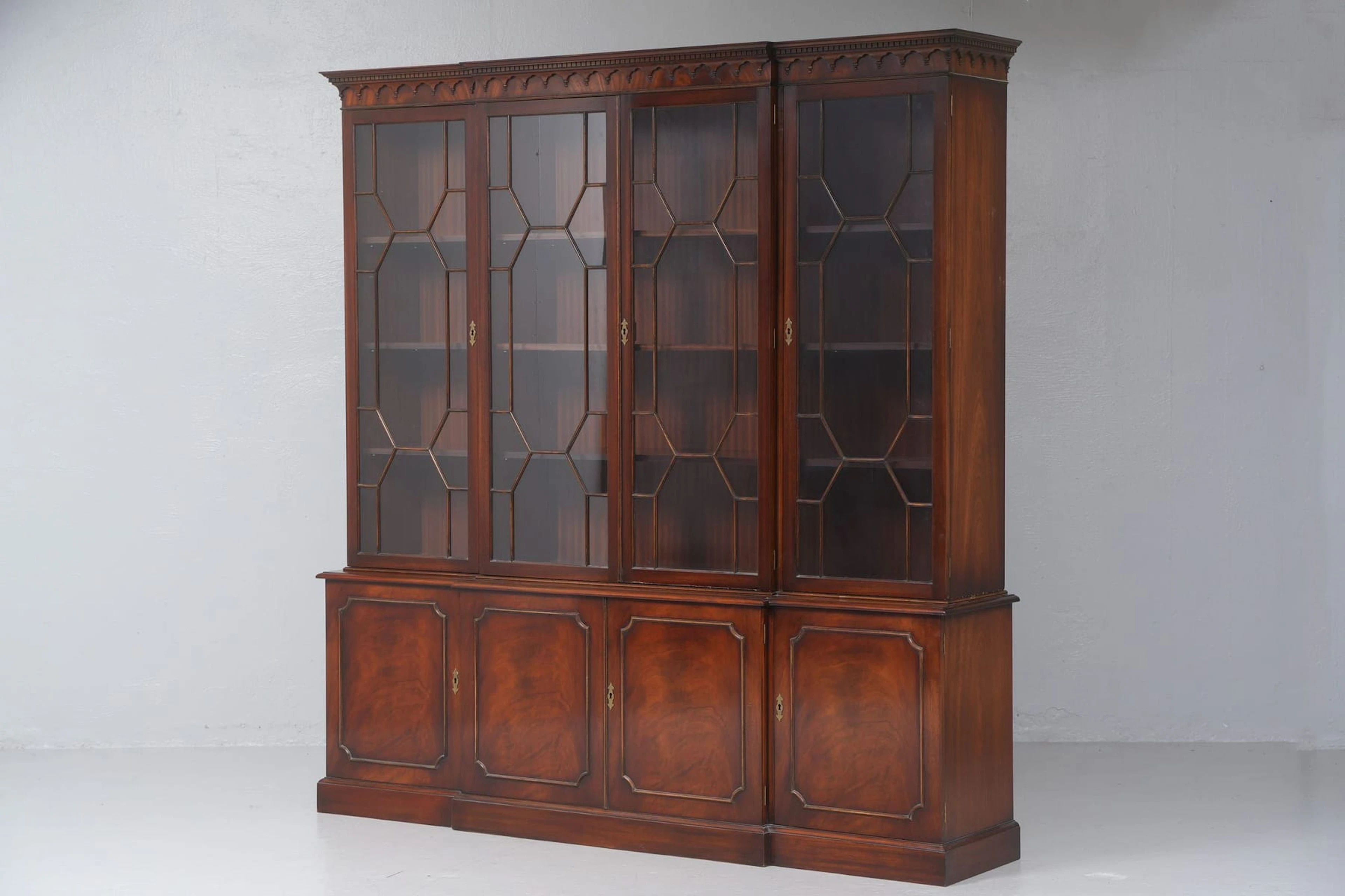 BOKSKÅP, mahogny, Bevan Funnell, England. 1900-talets andra hälft